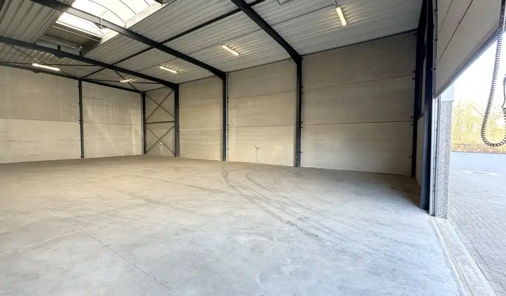 Magazijn te huur langs kanaal in Sint-Lenaarts foto 7