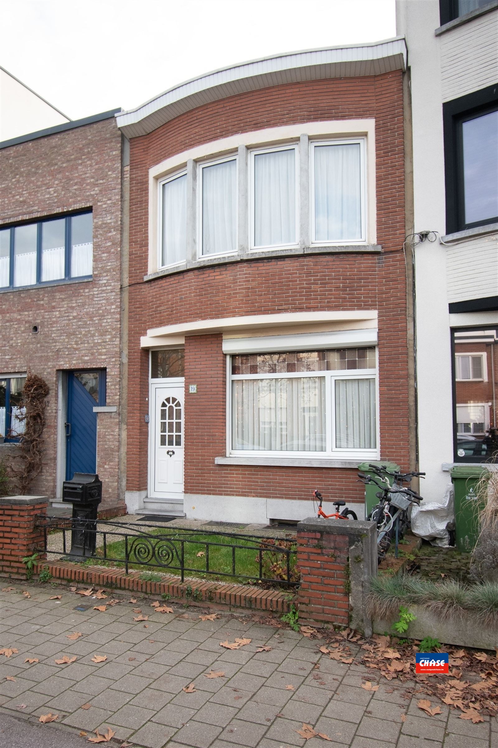 Knap gerenoveerde gezinswoning met 3 slaapkamers en tuin foto {{pictureIndex}}
