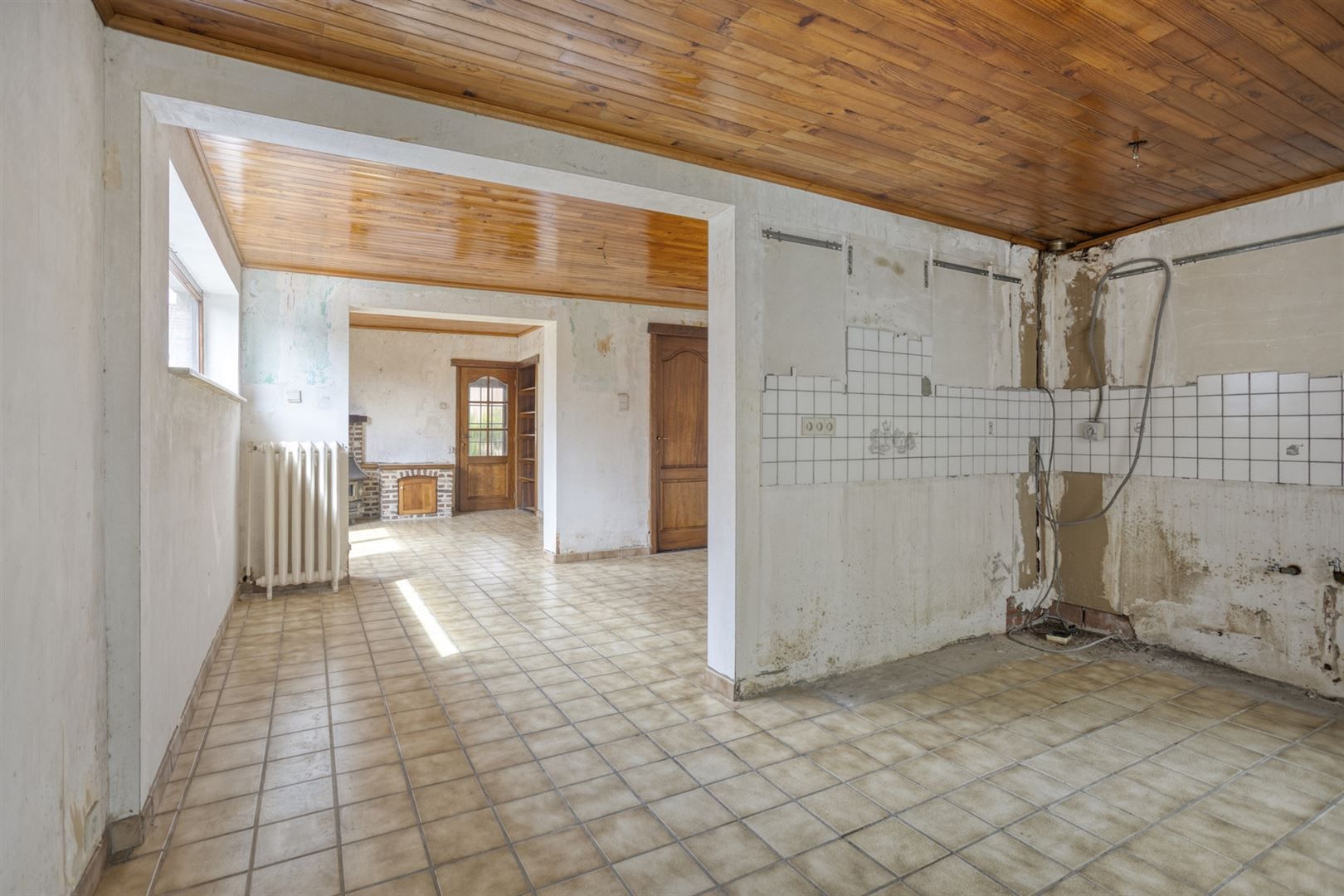 TE KOOP: Te renoveren woning op een perceel van 11a33ca! foto 8