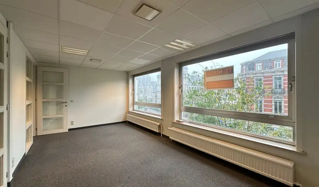 Ingedeeld en lichtrijk kantoor te huur in hartje Gent foto 4