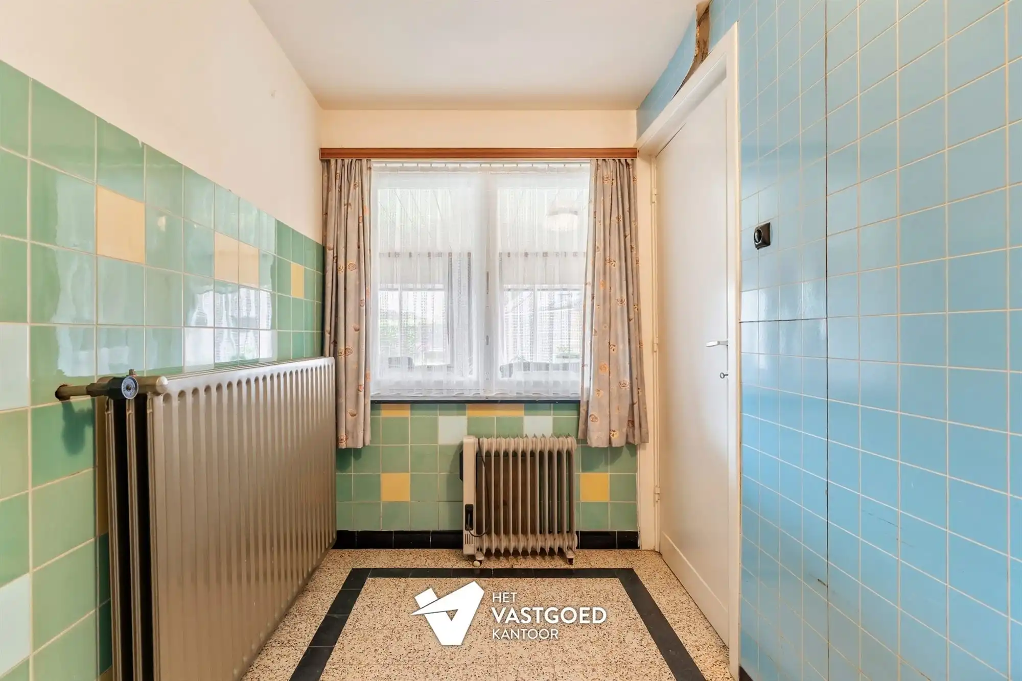 OP TE FRISSEN KARAKTERVOLLE WONING UITERST RUSTIG GELEGEN TEN MIDDEN VAN HET GROEN OP EEN PERCEEL VAN 20A16CA TE OOSTHAM foto 15