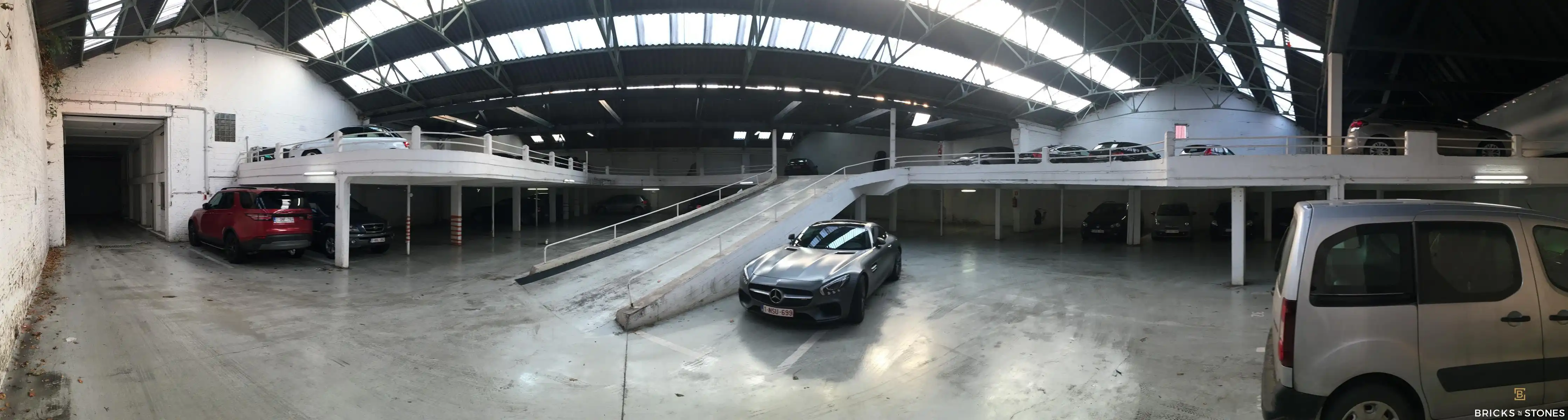 SUPER GOED GELEGEN AUTOSTAANPLAATSEN TE HUUR. foto {{pictureIndex}}