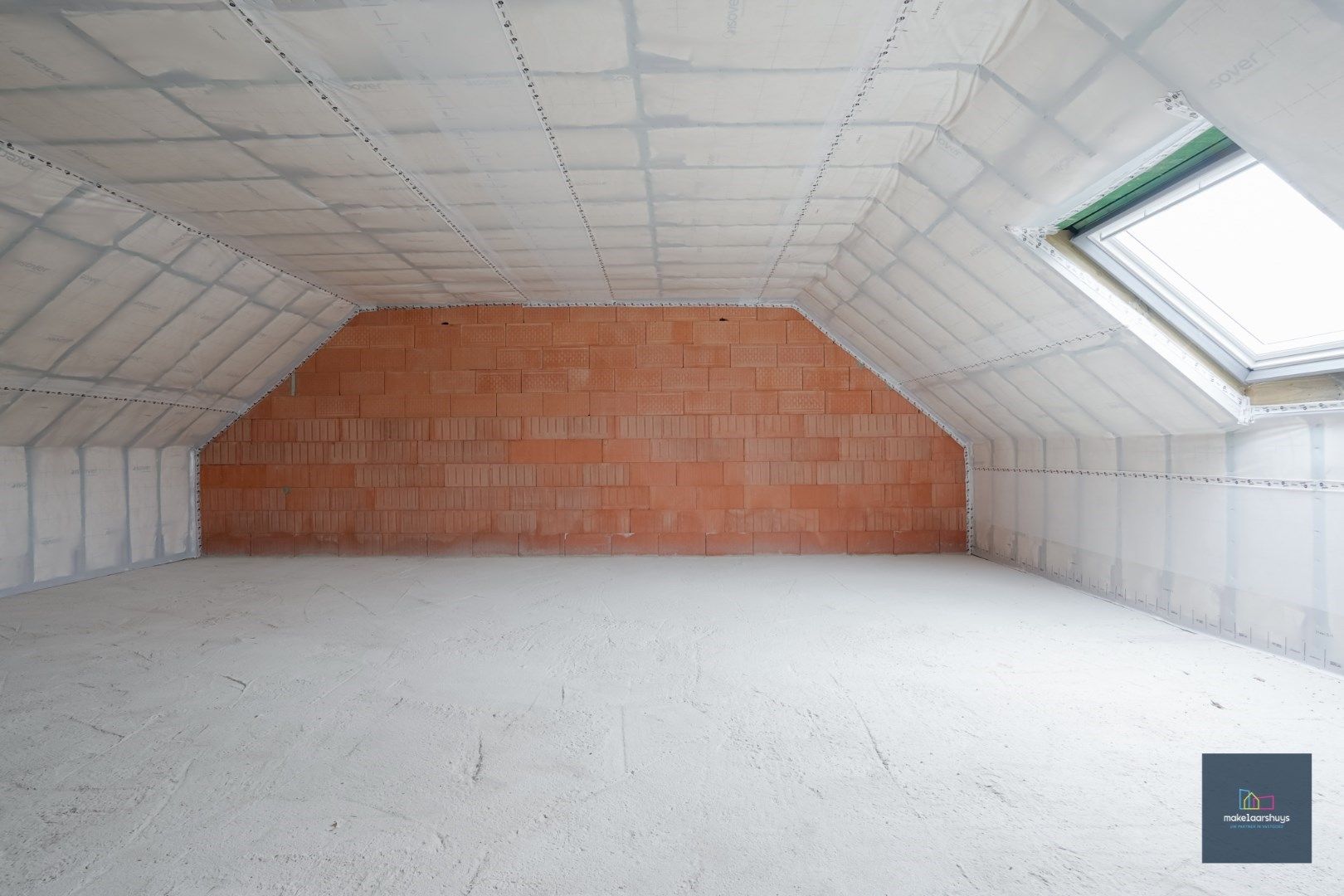 Halfopen casco villawoning met tuin en oprijlaan foto 11