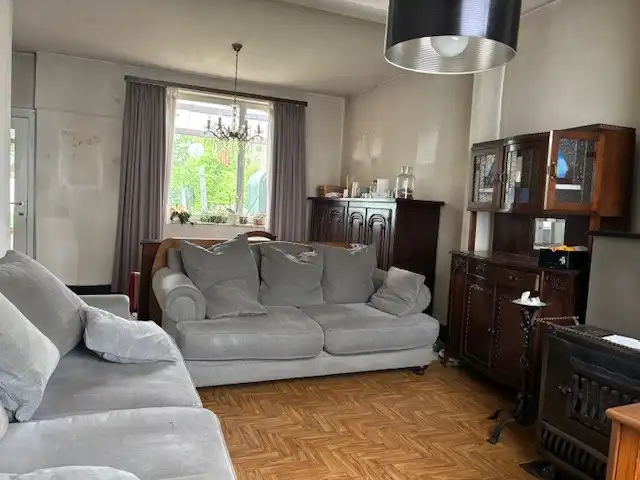 Te renoveren woning met 3 slaapkamers en leuke tuin op een totale oppervlakt van 215m². foto 3