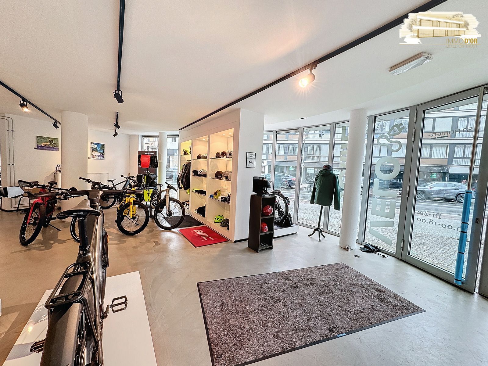 Zeer centraal gelegen ruime handelspand in hartje Brasschaat foto {{pictureIndex}}