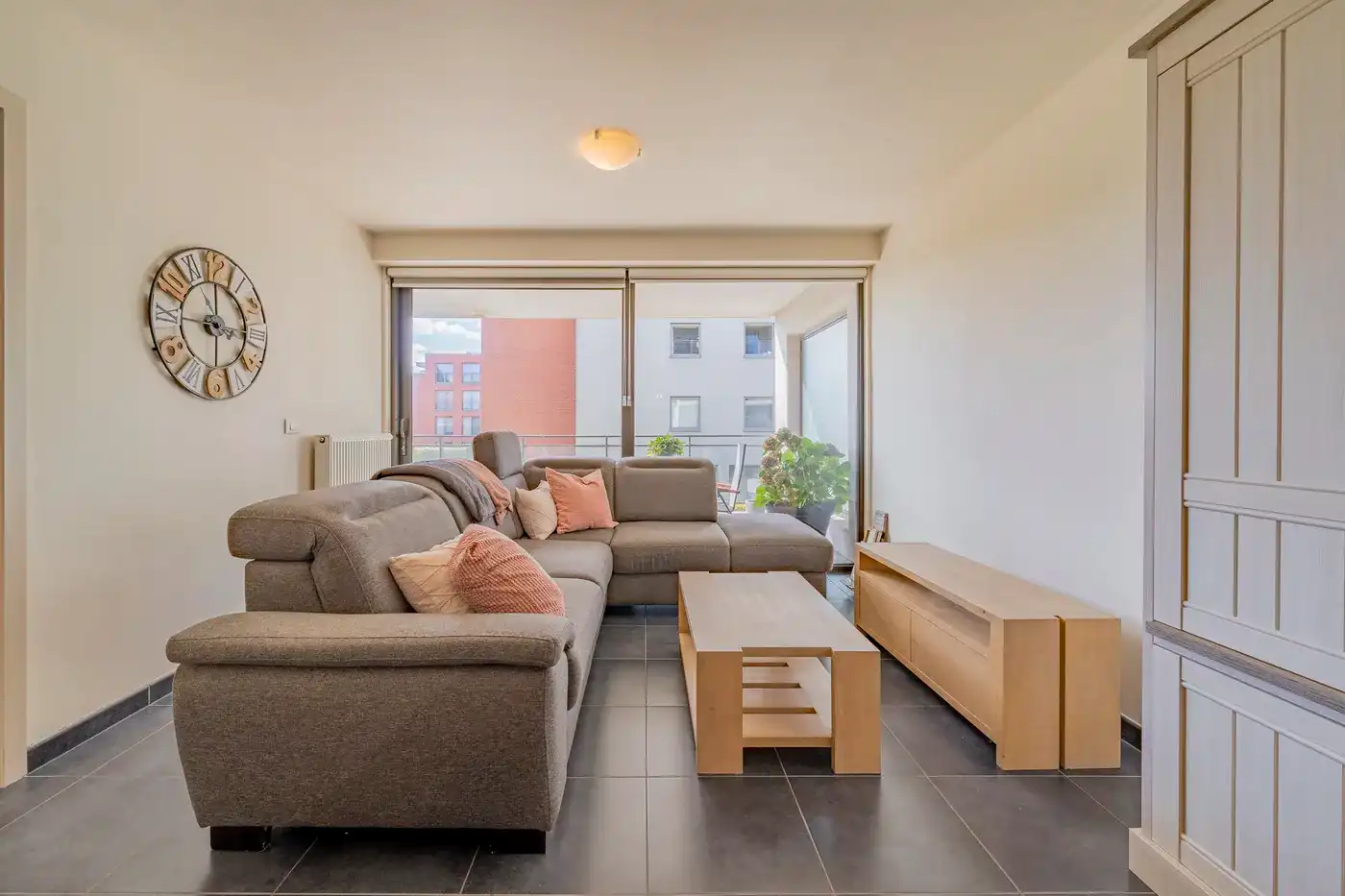 Lichtrijk 1-slaapkamerappartement met ruim terras te huur in Brugge foto 2
