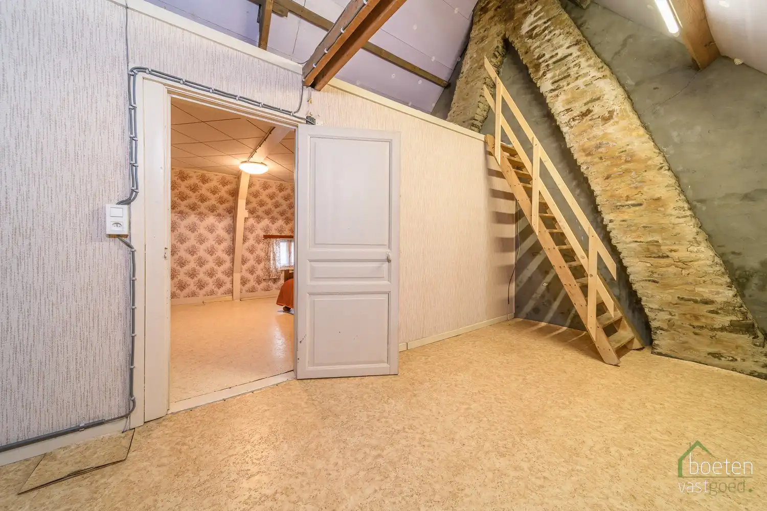 ALVERINGEM: Landhuis met conformiteitsattest, 2 (mog. 3) slaapkamers, interessant bijgebouw en dubbele garage met tuin op 795m² grondopp. foto 7