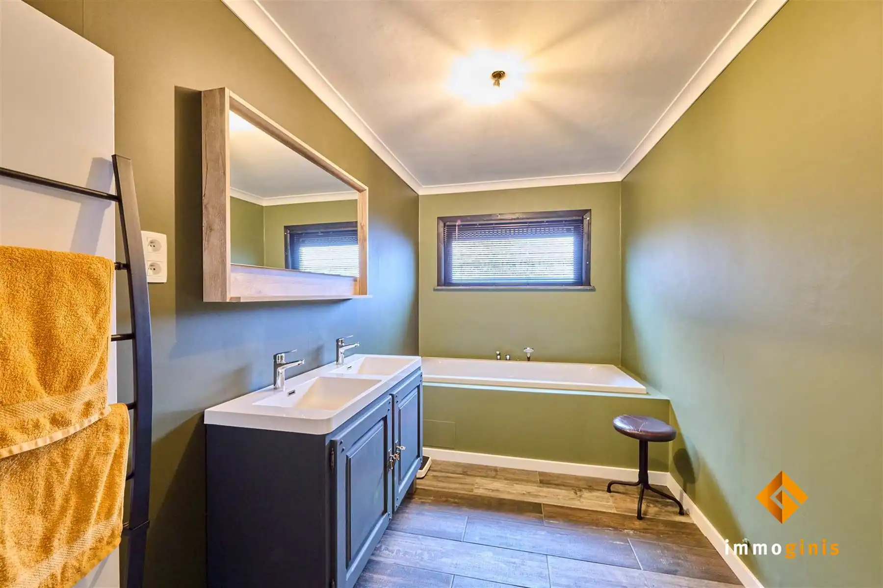 Verrassend ruime, gelijkvloerse woning met 3 slaapkamers en inpandige garage op een mooi perceel van 12a55ca!  foto 9