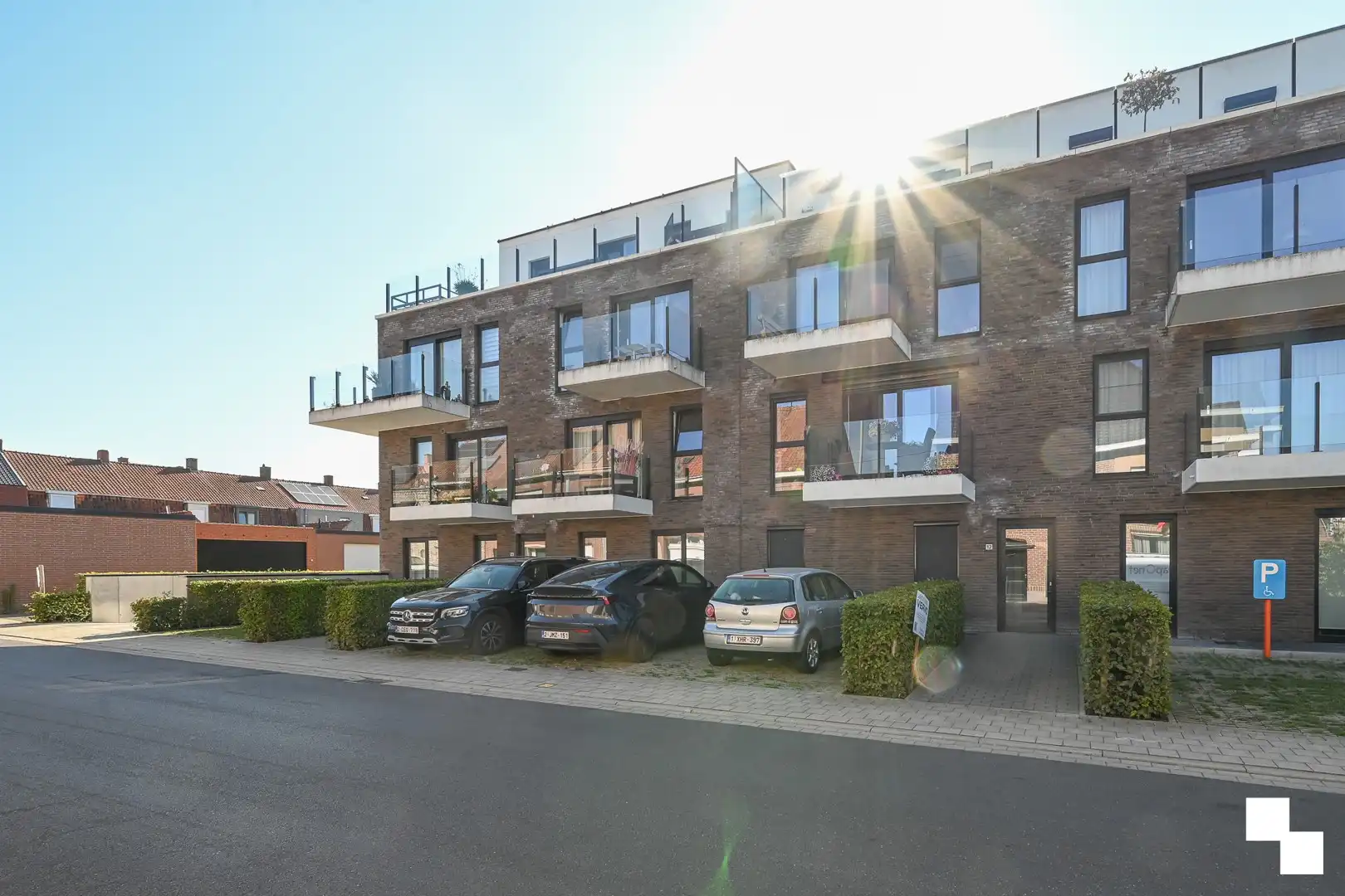 Instapklaar appartement met divers maatmeubilair te Izegem (Emelgem) foto 2