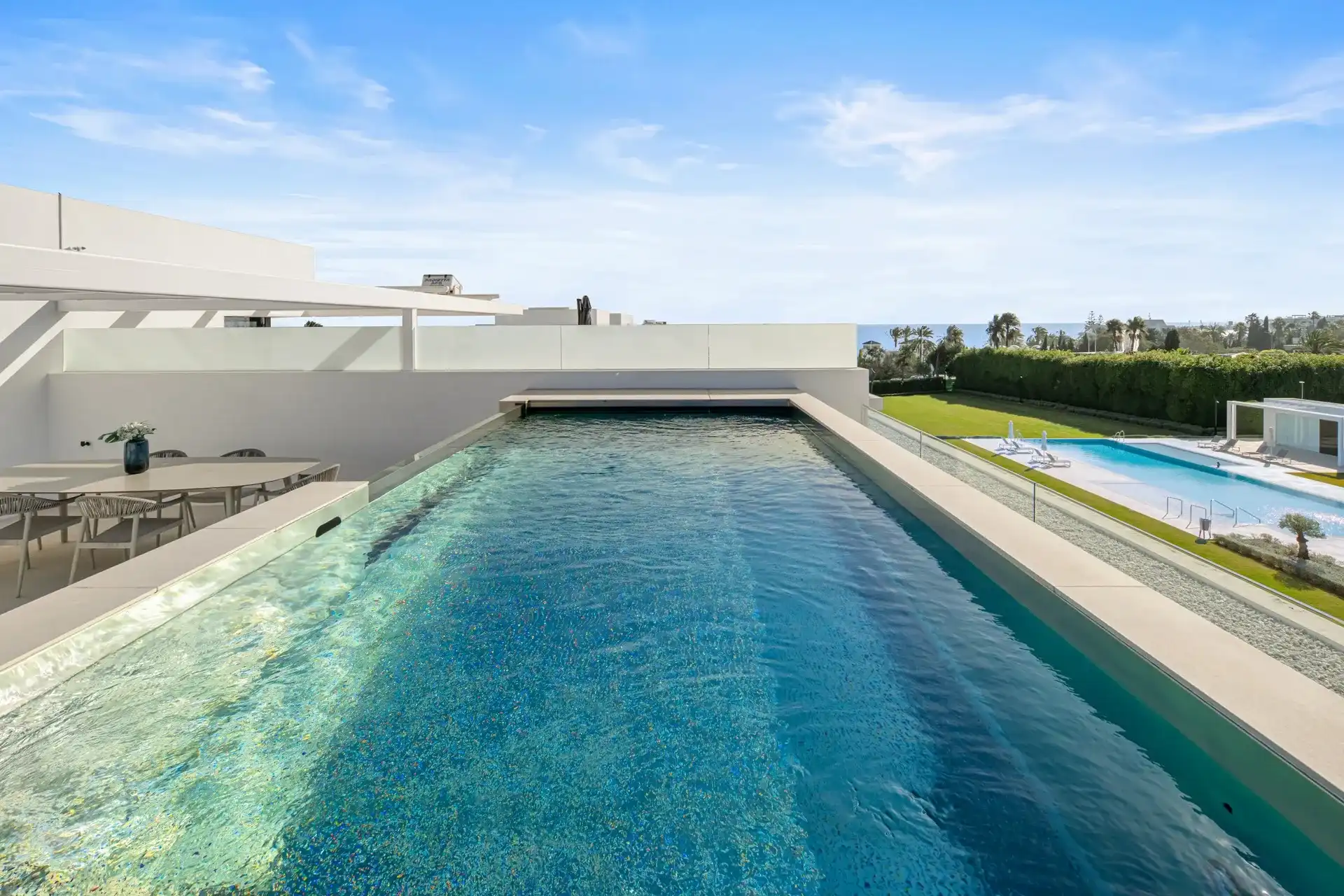 Exclusieve villa met resortgevoel in het meest prestigieuze deel van Marbella foto 36