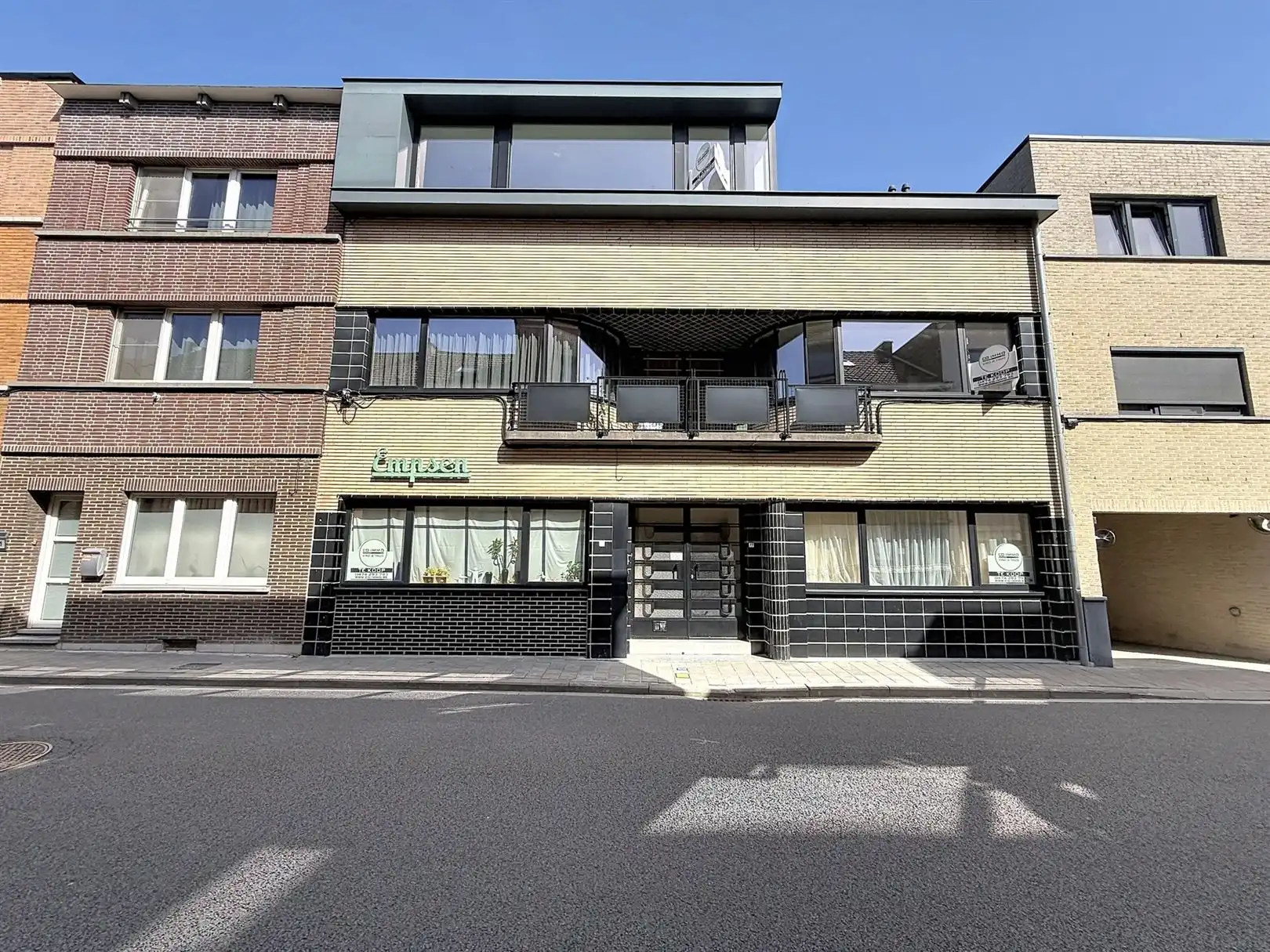 Appartementsgebouw met 4 app en terrassen - investering foto {{pictureIndex}}