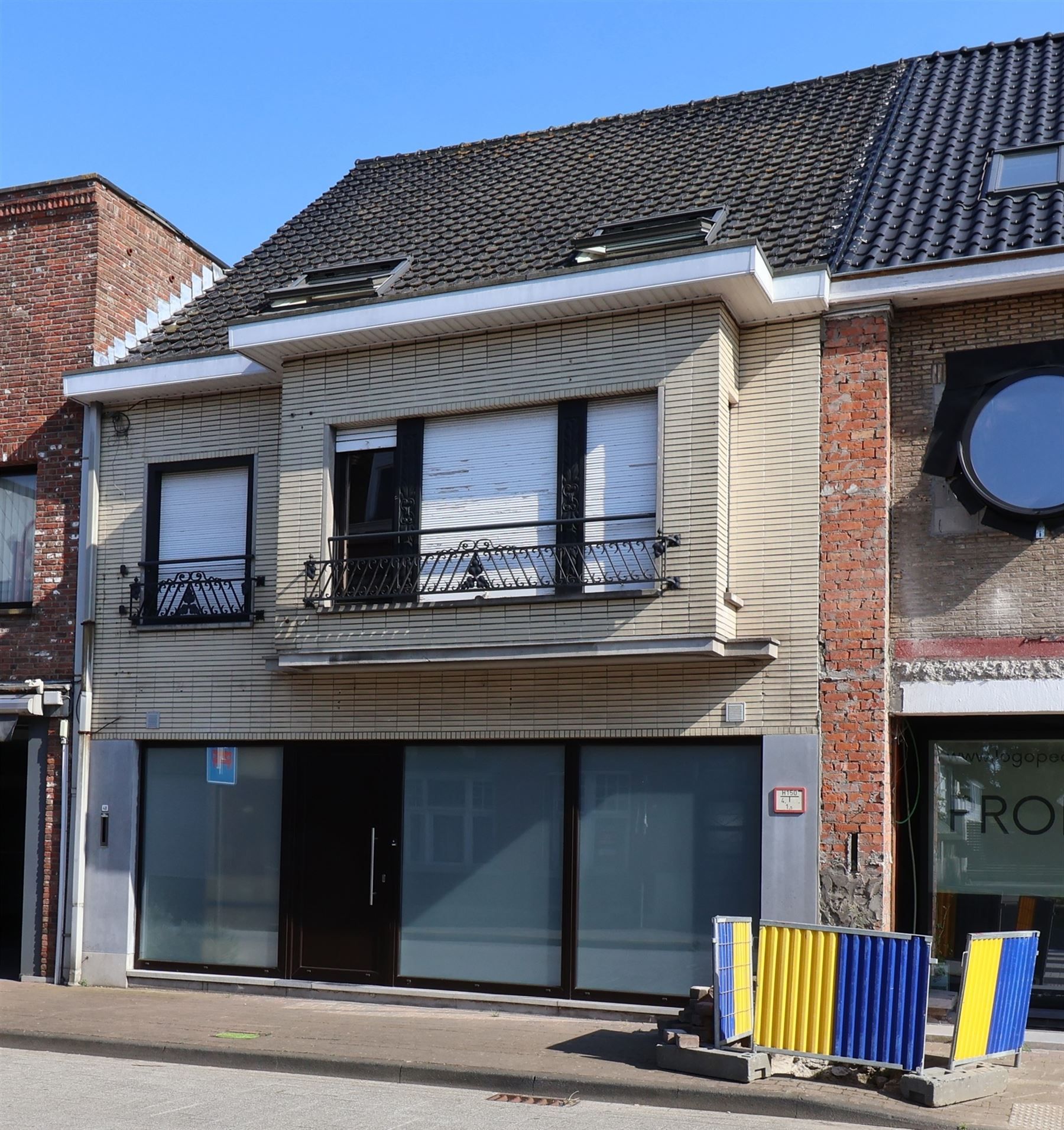 Woonblok met twee appartementen foto {{pictureIndex}}