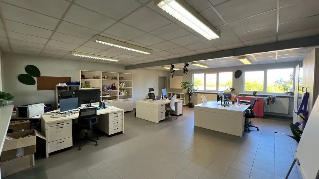 Loods met laadkades en kantoor te huur nabij R4 in Melle foto 6