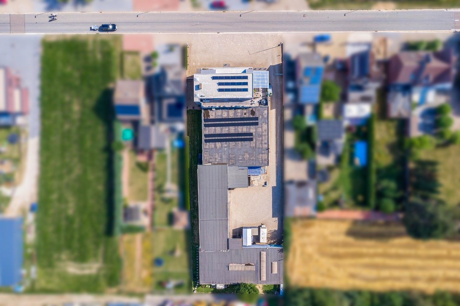 Handelsruimte met luxe duplex-appartement en verhuurde loodsen op het industrieterrein in Lanaken foto 38