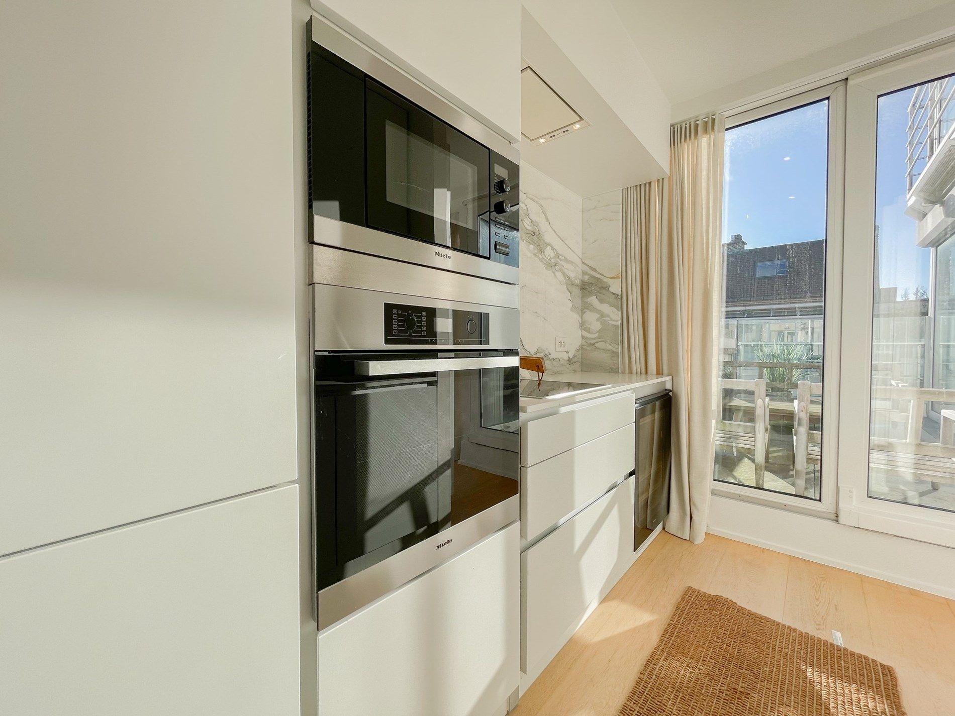 Appartement met zijdelings zeezicht en een ruim zuidwest gericht terras. foto 11