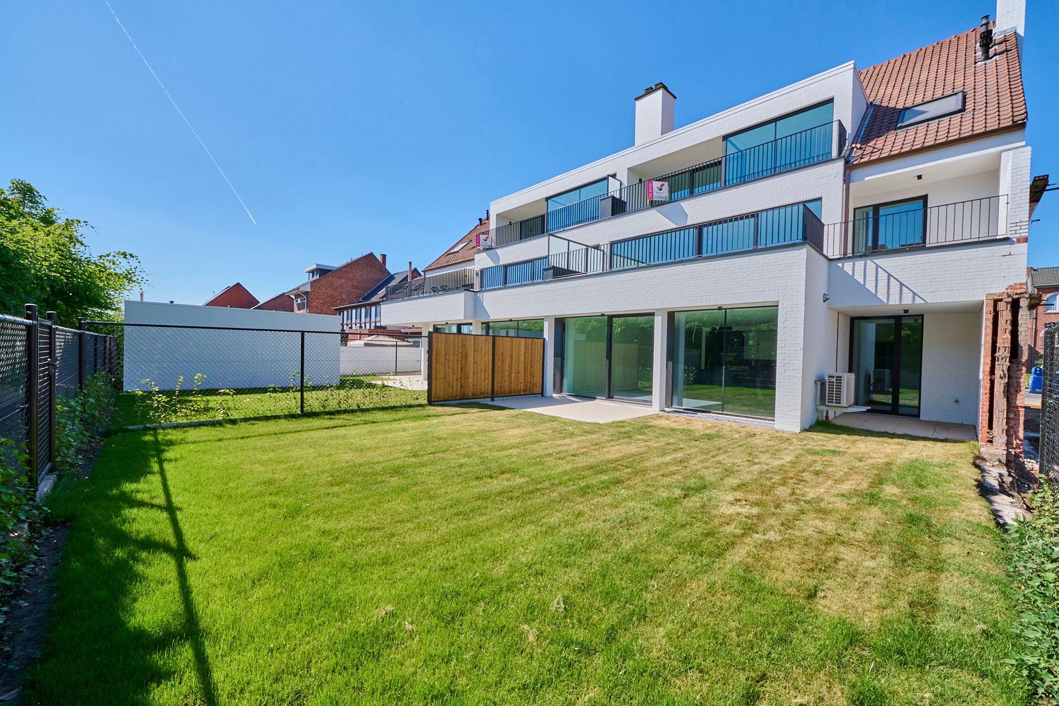 Gerenoveerd glv appartement (125m²) + zuidgerichte tuin foto 2