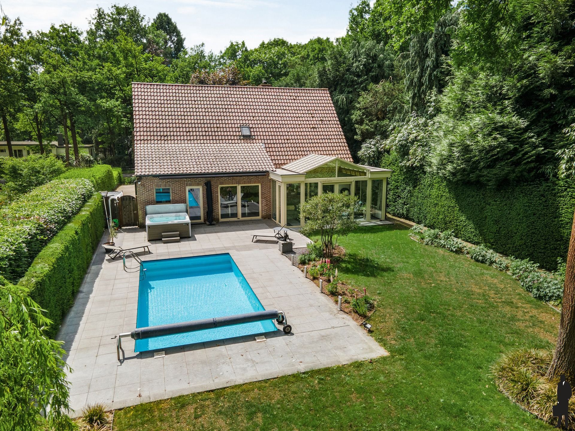 Stijlvol gerenoveerde villa met schitterende tuin en verwarmd zwembad foto 28
