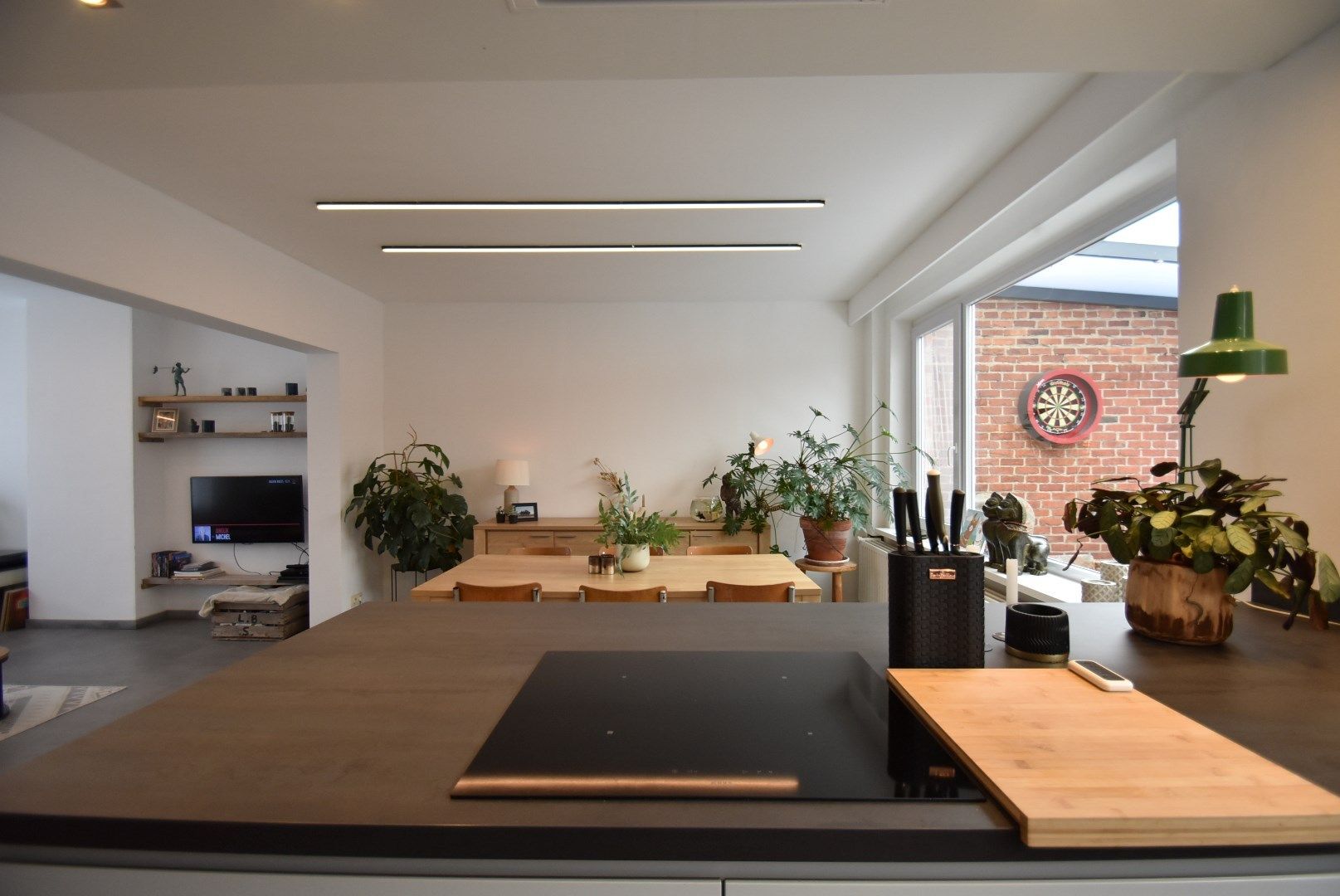 * * WACHTLIJST VOLZET * * Zeer grondig en geslaagd gerenoveerde woning met terras en dubbele autostandplaats foto 8