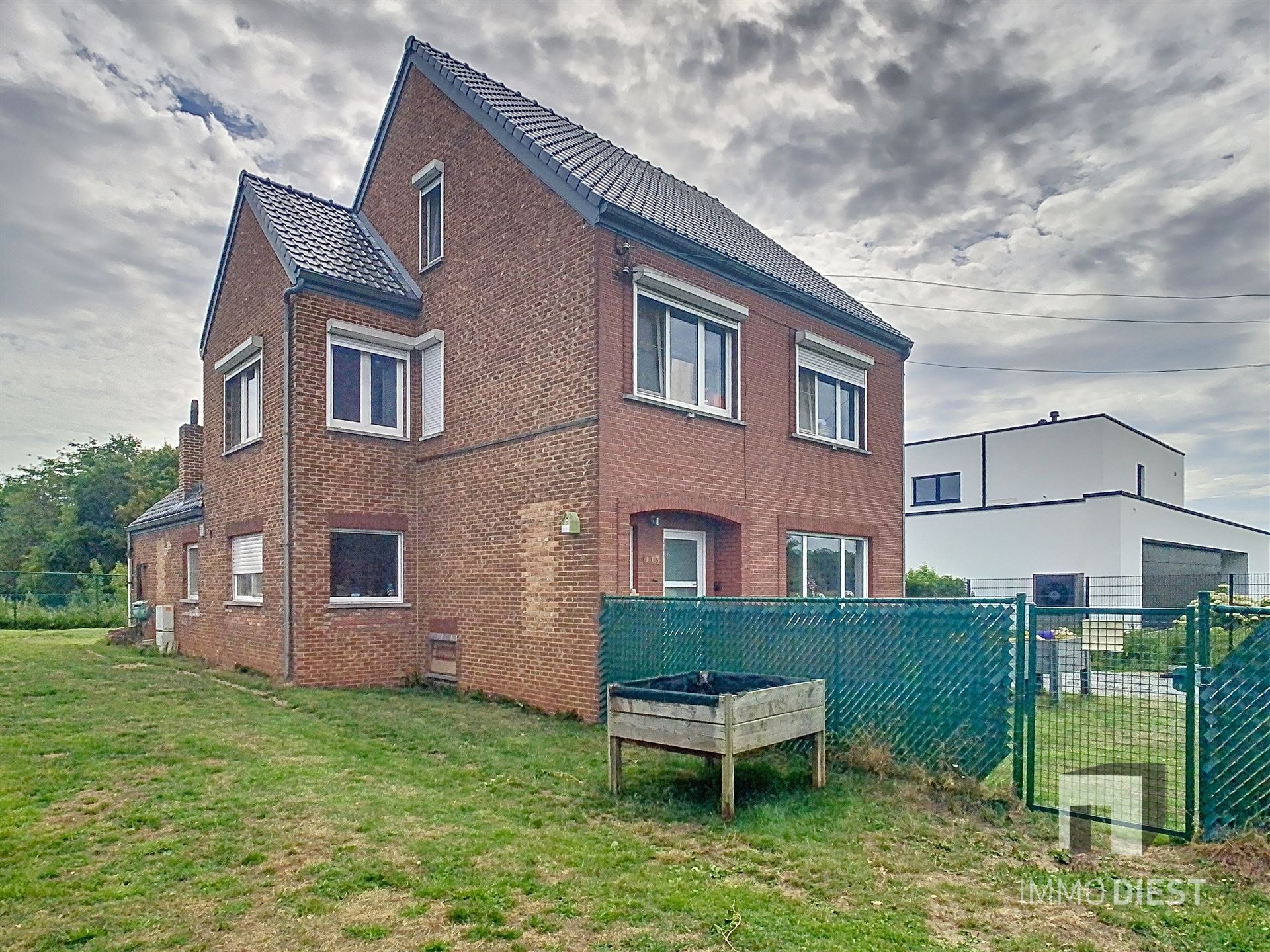 Gerenoveerde woning met knappe ligging en 4 slaapkamers foto 2