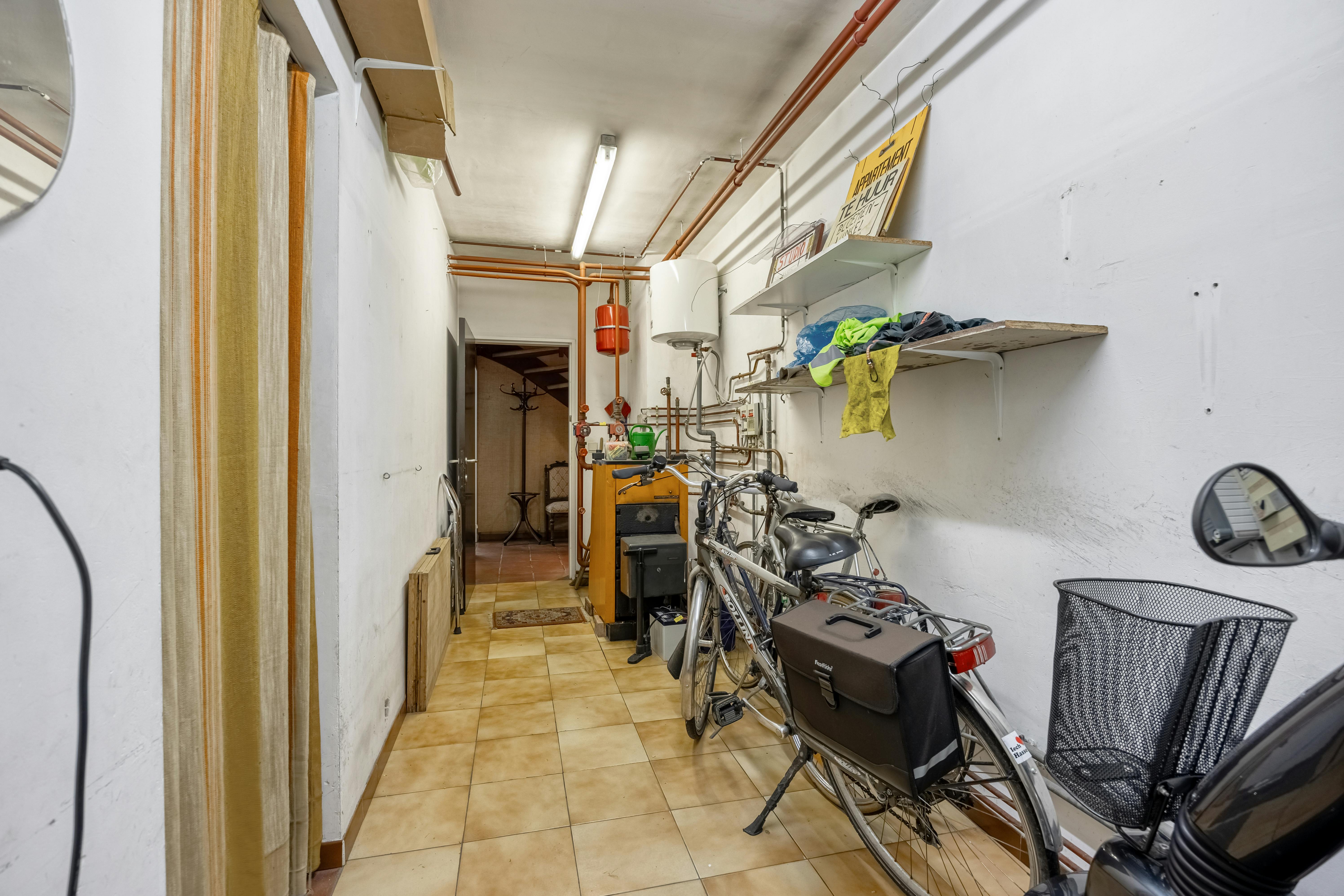 Te renoveren ruime gezinswoning met 5 slaapkamers te Hasselt foto 12