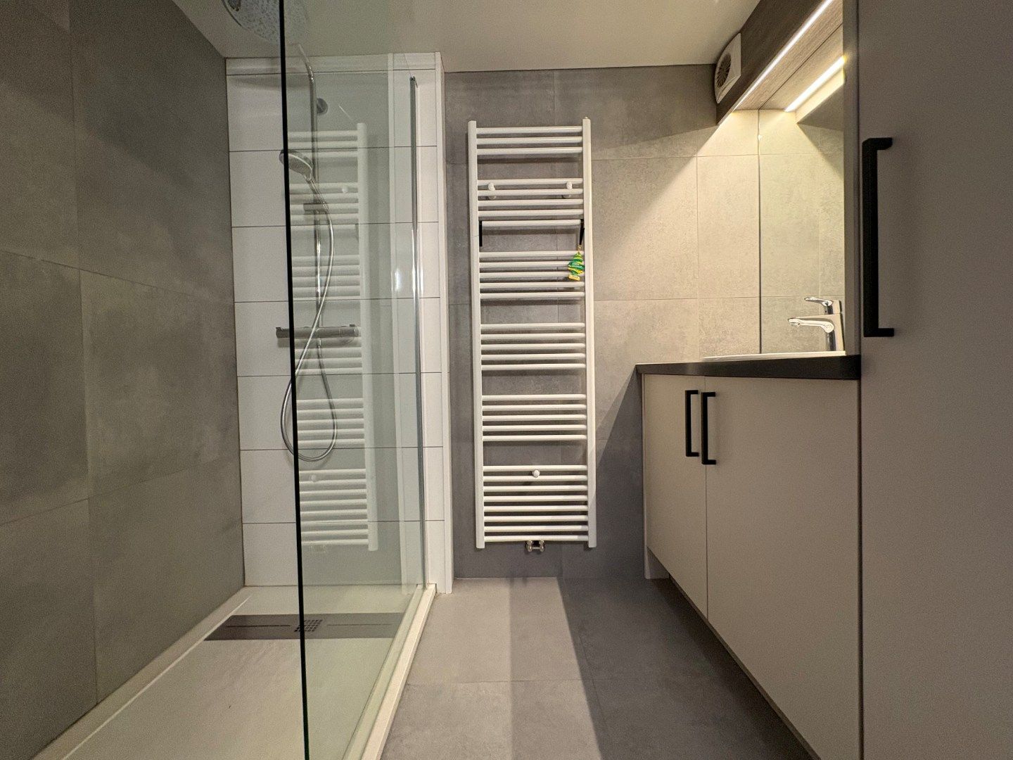 Volledig vernieuwd 3-slaapkamerappartement inclusief garage op de zeedijk in Koksijde. foto 10