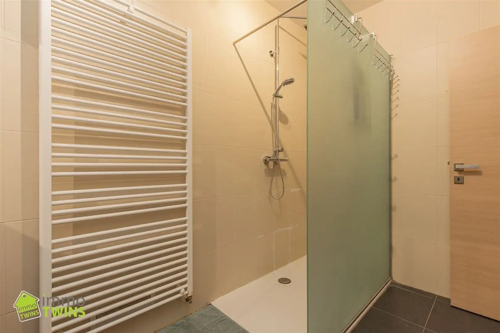 Instapklaar appartement met terras te Moerzeke foto 11