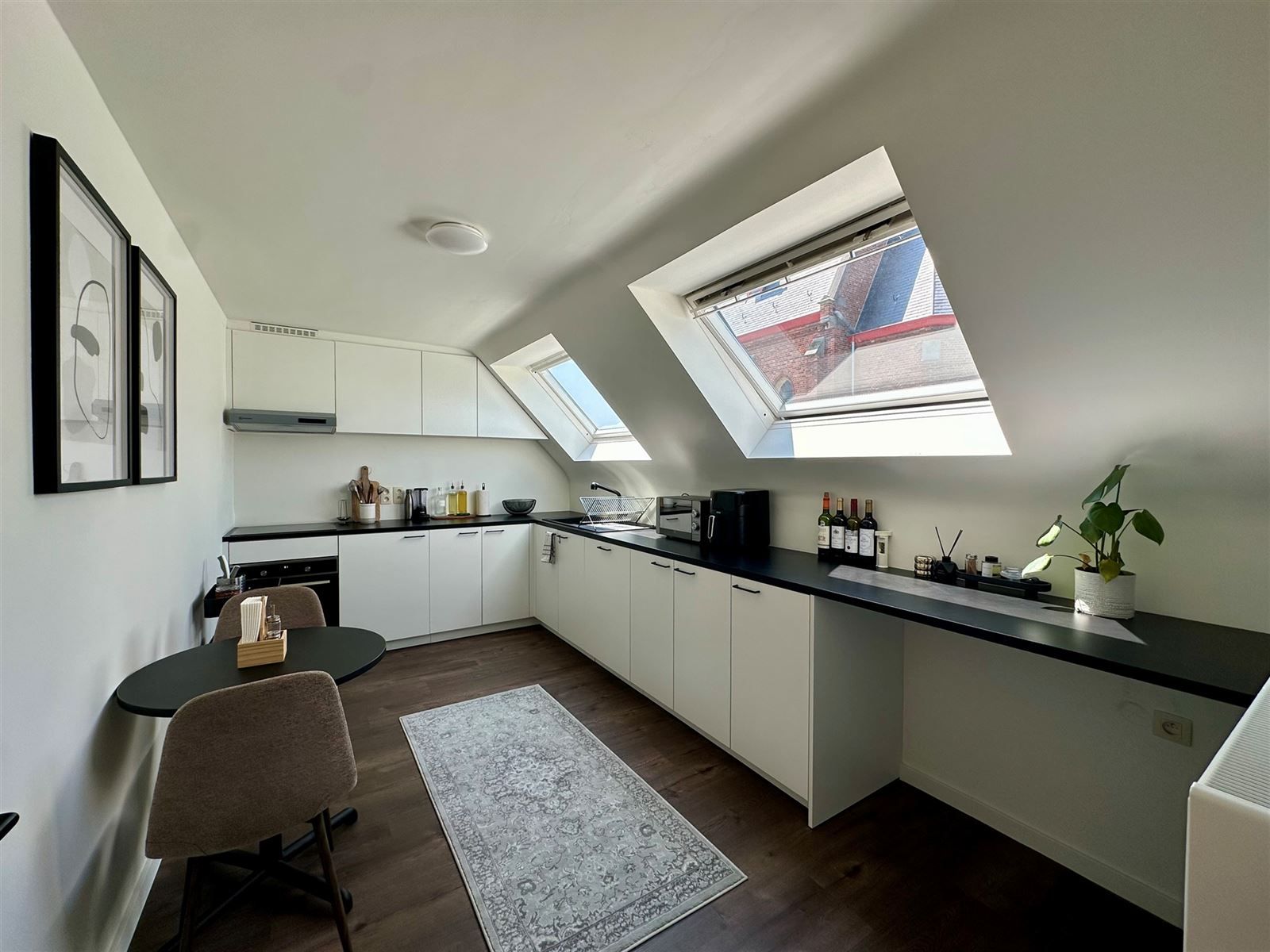 Lichtrijk en volledig gerenoveerd appartement te Oudenhove! foto 3