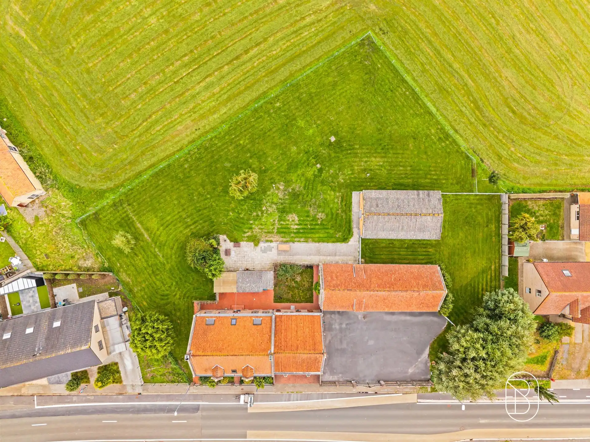 Karaktervolle hoeve met schuur en loods foto 3