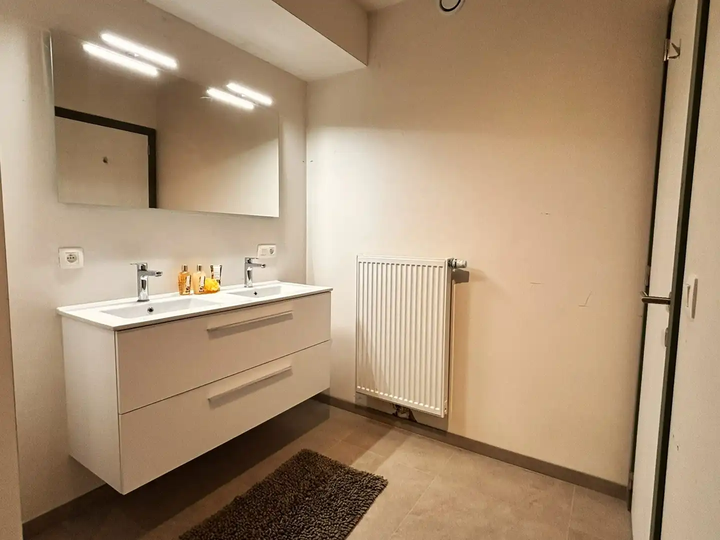 Ruim tweeslaapkamerappartement met terras en garage foto 5