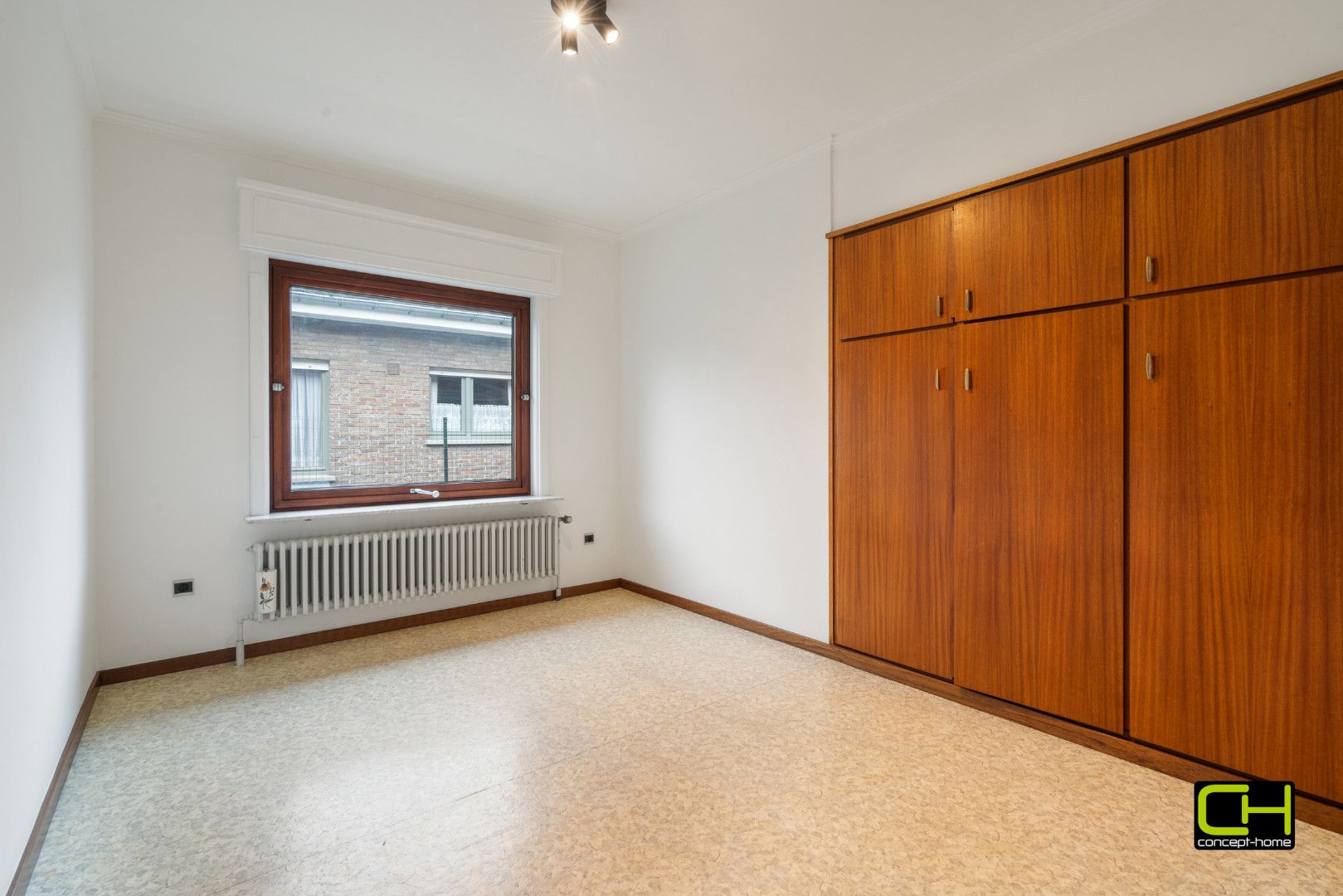 Goed onderhouden bungalow met 3 slaapkamers en bureau foto 14