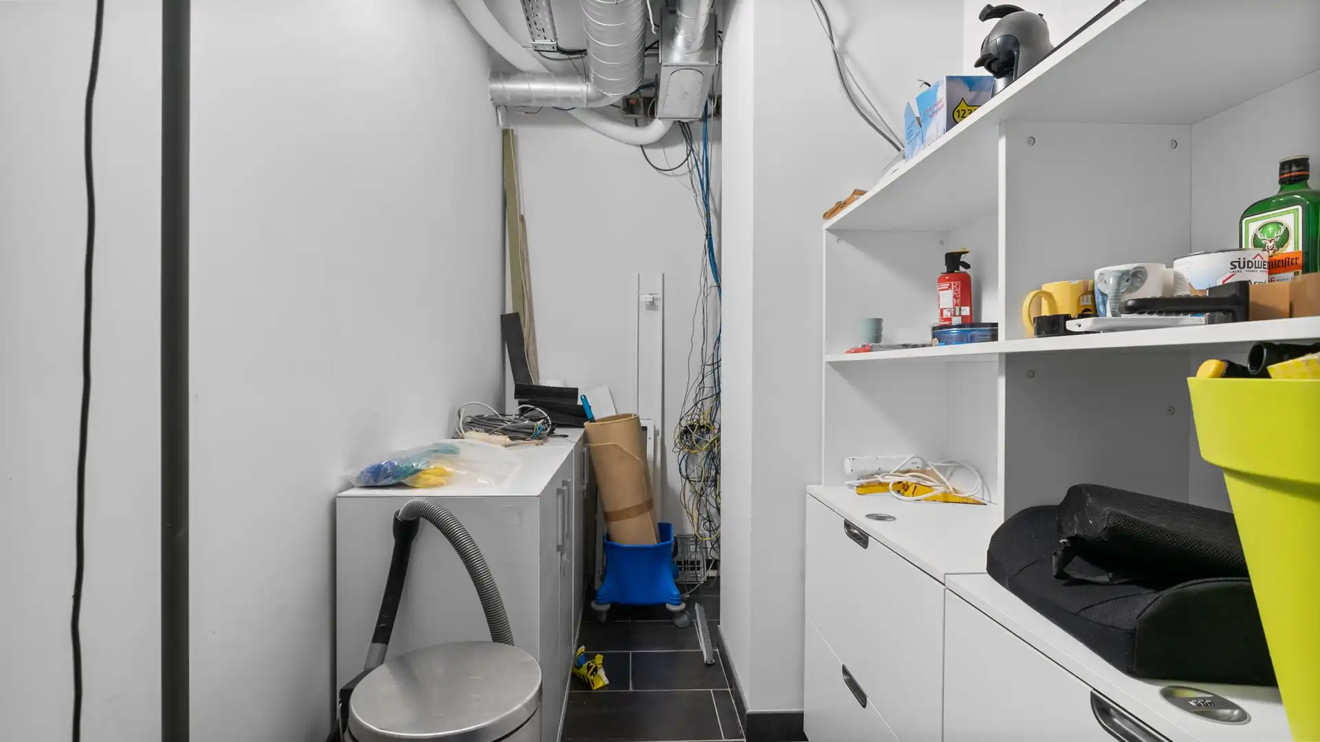 Modern en energiezuinig (A label) handelspand van 174 m² te As foto 14