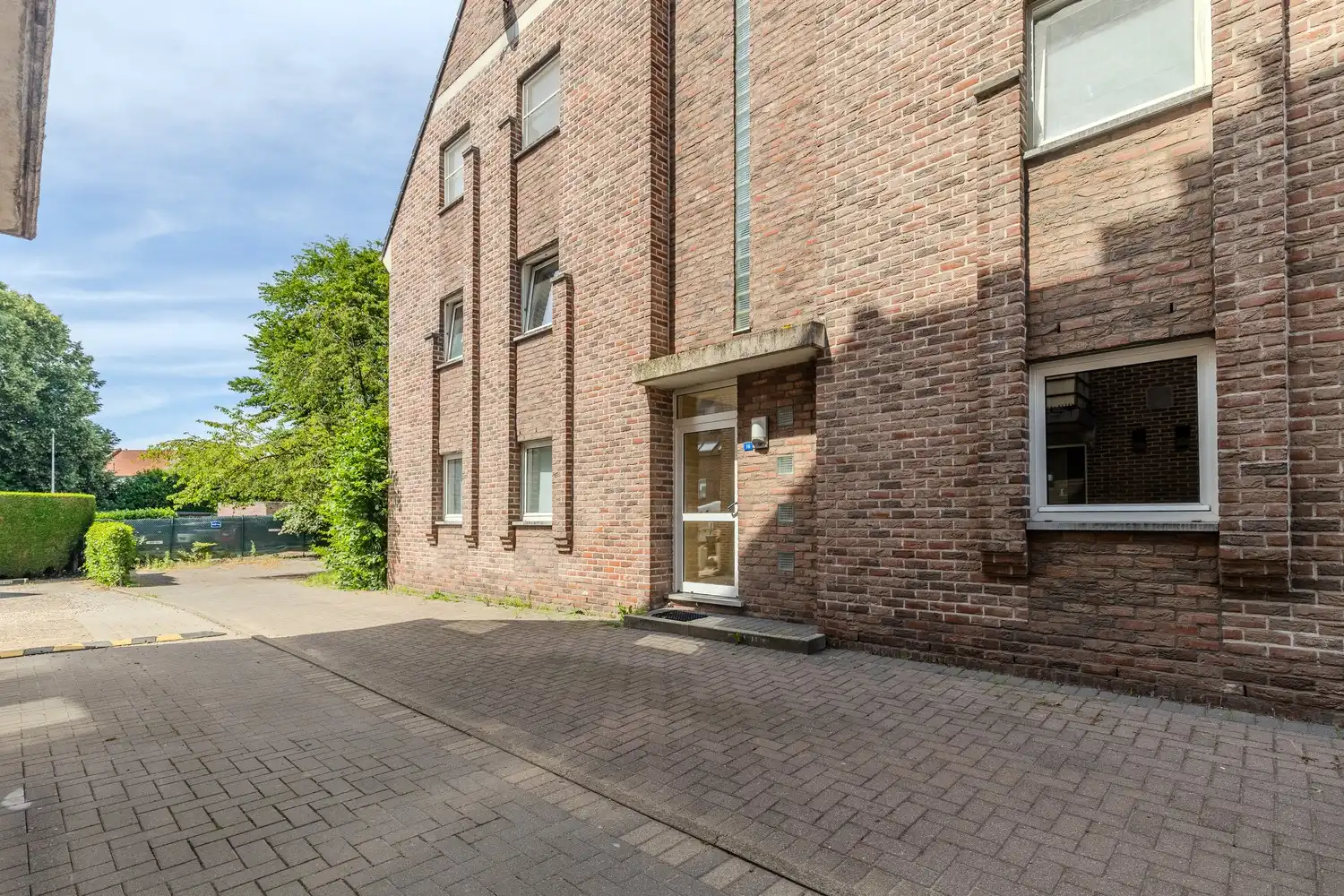 Instapklaar appartement met twee slaapkamers en ruime ondergrondse parking in Smeermaas, Lanaken. foto 3