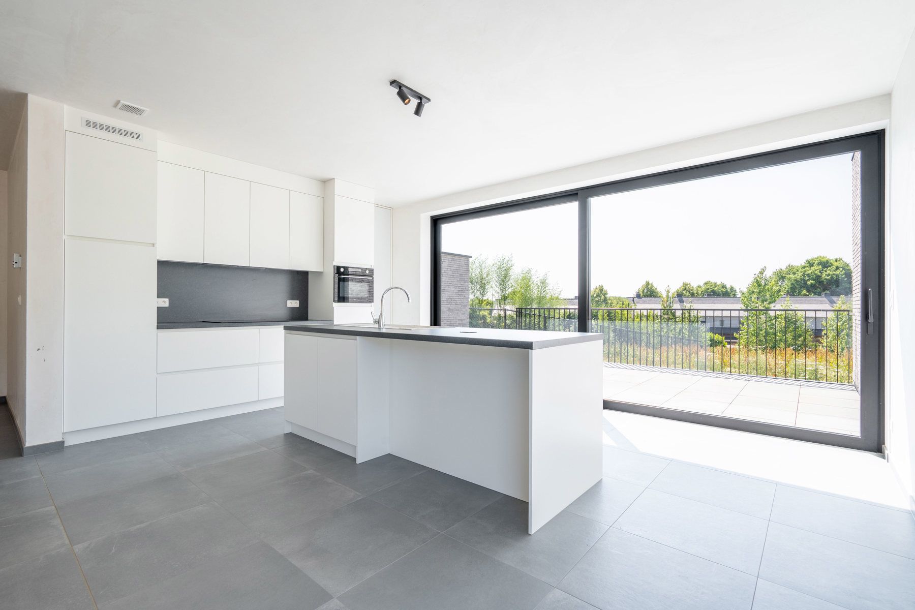 Prachtige nieuwbouwwoning in heel rustige straat te koop! foto 7