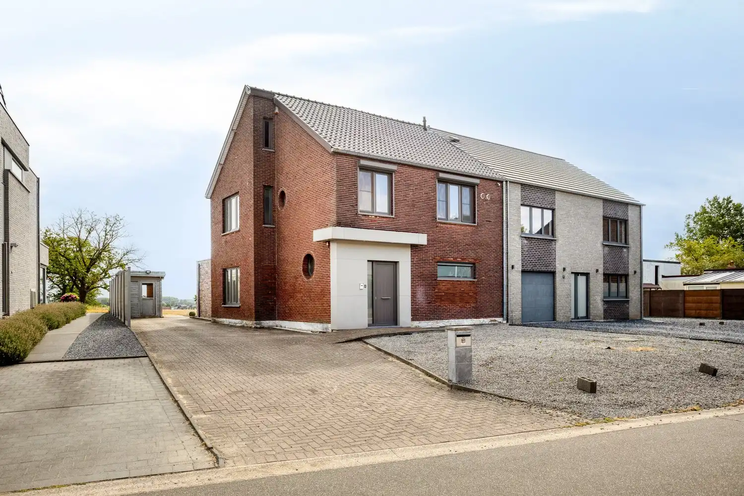 Ruime gerenoveerde gezinswoning met 3 slaapkamers op een uitzonderlijk perceel foto {{pictureIndex}}