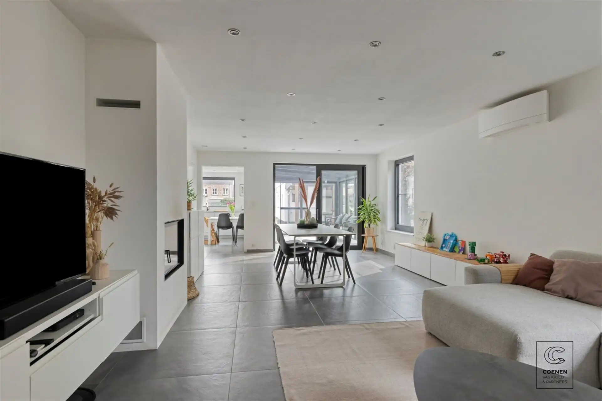 Instapklare woning met 5 slpks, tuin met zwembad te Oelegem! foto 2