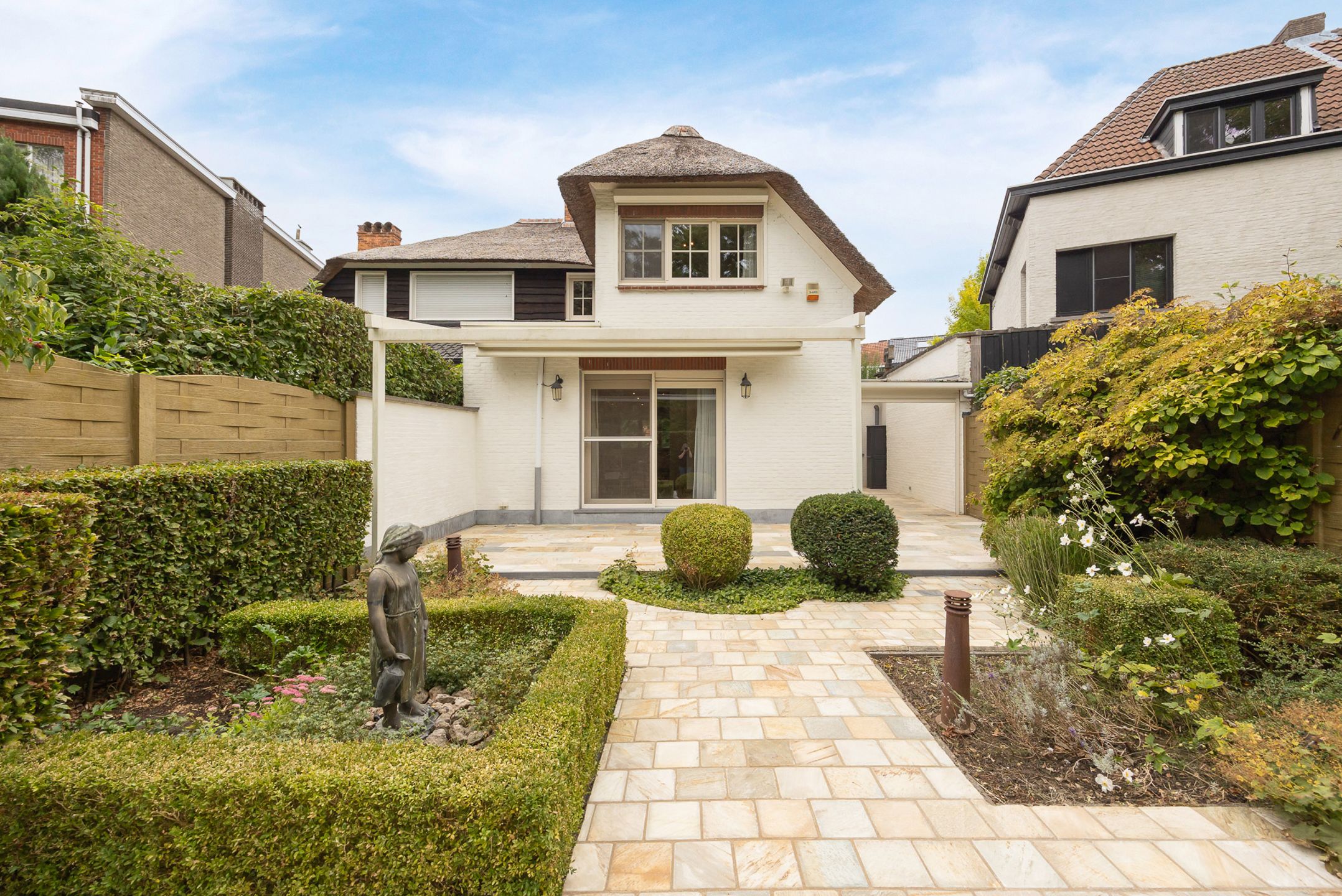 Charmante rietgedekte HOB met garage foto 18