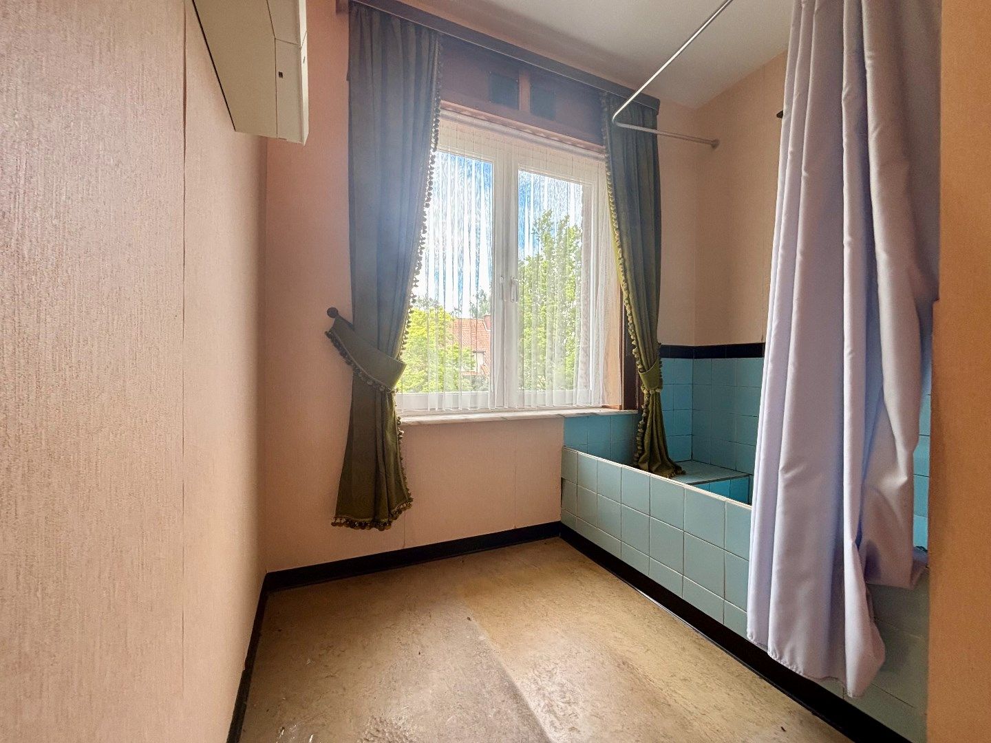 Ruime en kloeke halfopen woning met zonnige tuin. Opp:555m². foto 17