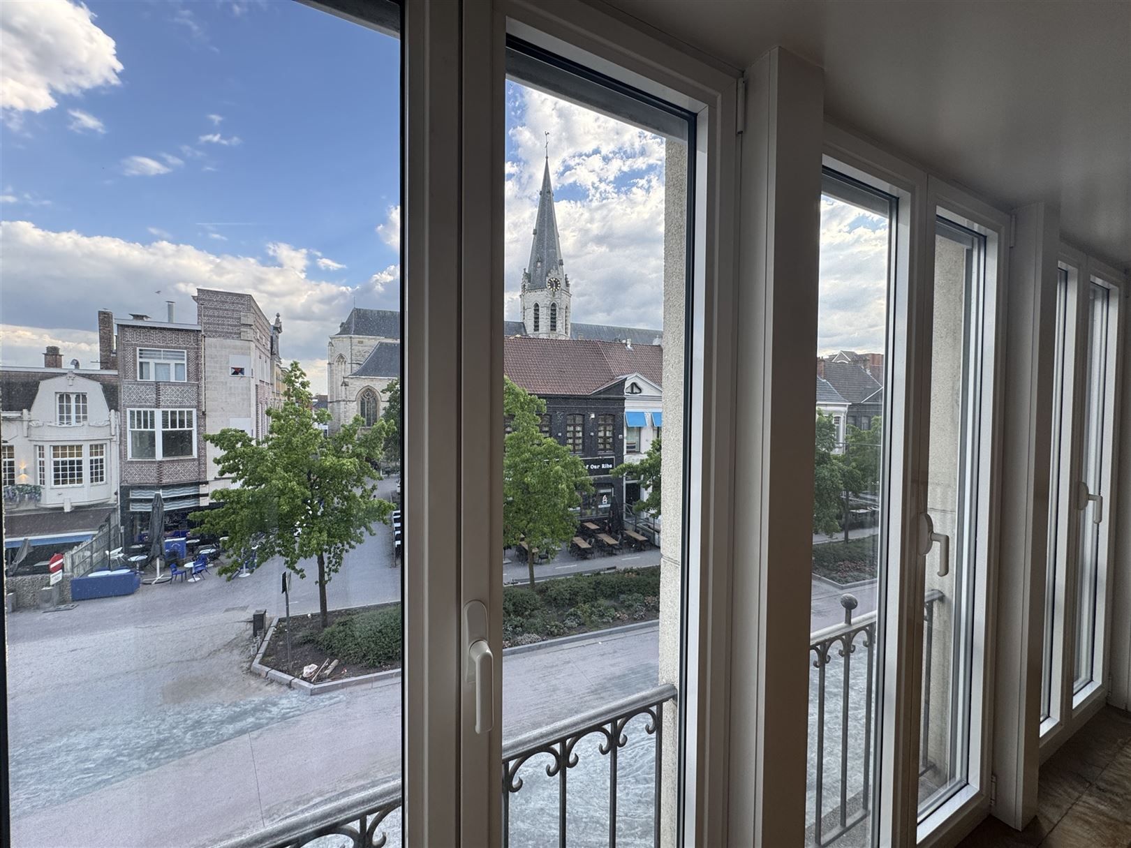 Stijlvol appartement in het bruisende hart van Sint-Niklaas! foto 3
