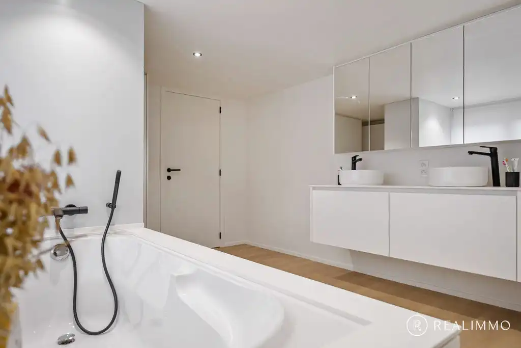 Stijlvol gerenoveerde woning met 4 slaapkamers foto 12