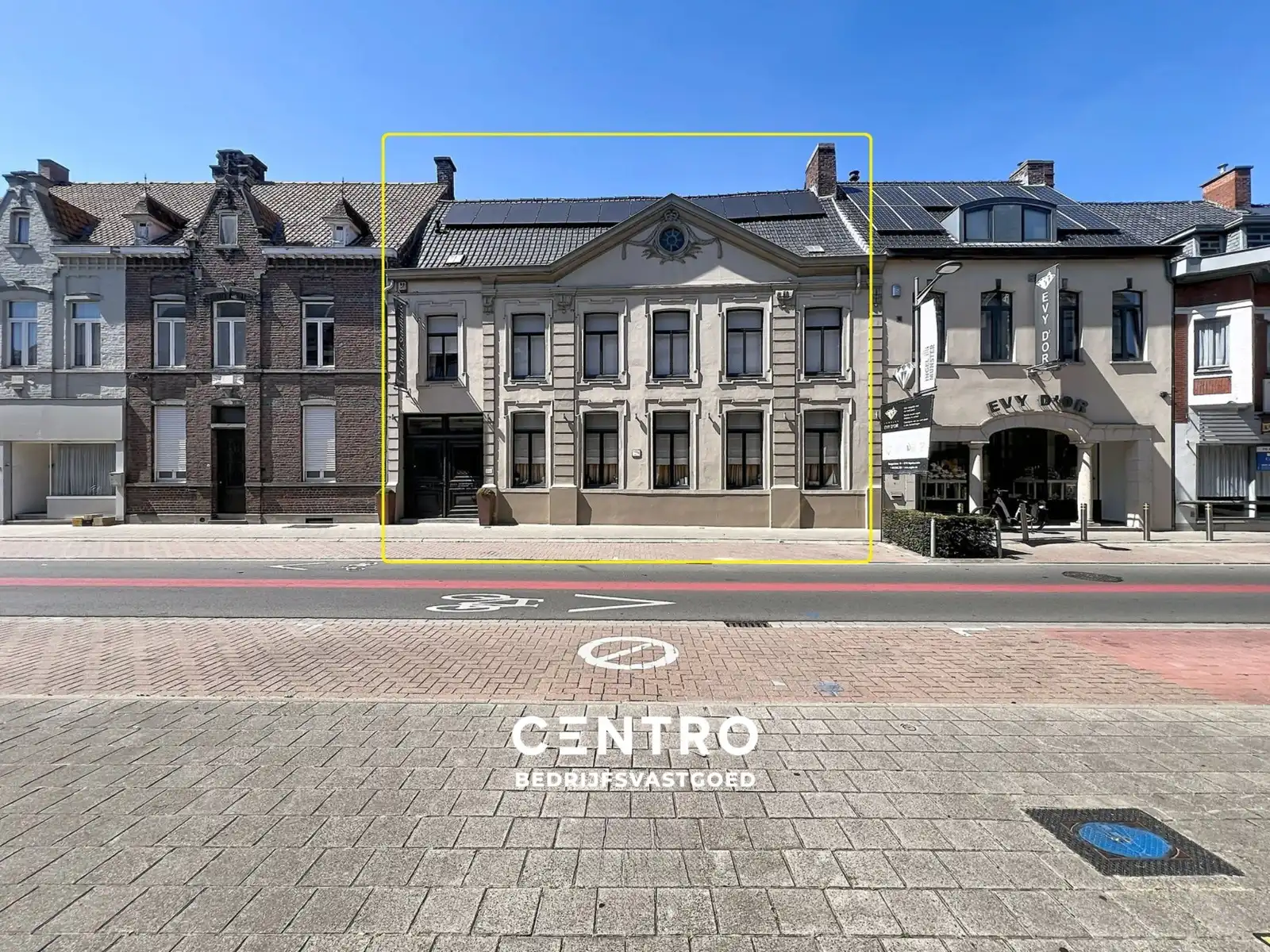Prachtig herenhuis (thans restaurant met woning) met parkeerterrein en 3 garages op 50m van de Markt van Ingelmunster! Uitbreiding met naastgelegen huis voor B&B mogelijk. foto {{pictureIndex}}