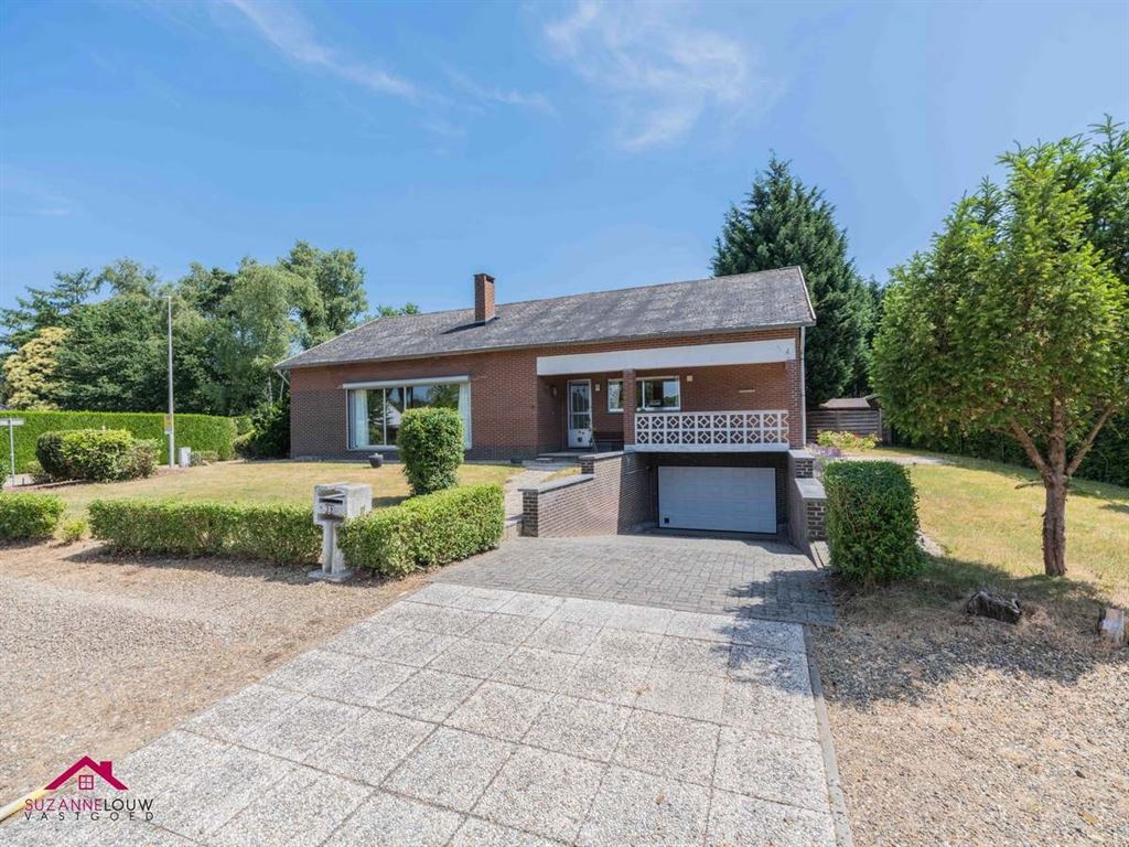 Hoofdfoto van de publicatie: Vrijstaande, gelijkvloerse gezinswoning met inpandige garage