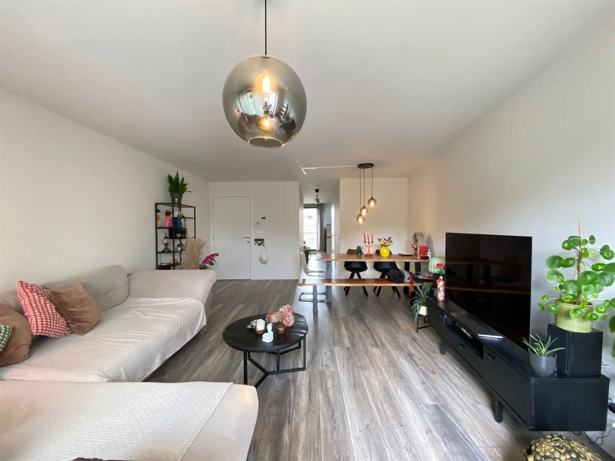 Duplex-appartement met 2 slaapkamers en autostaanplaats, centraal gelegen te Evergem foto 2