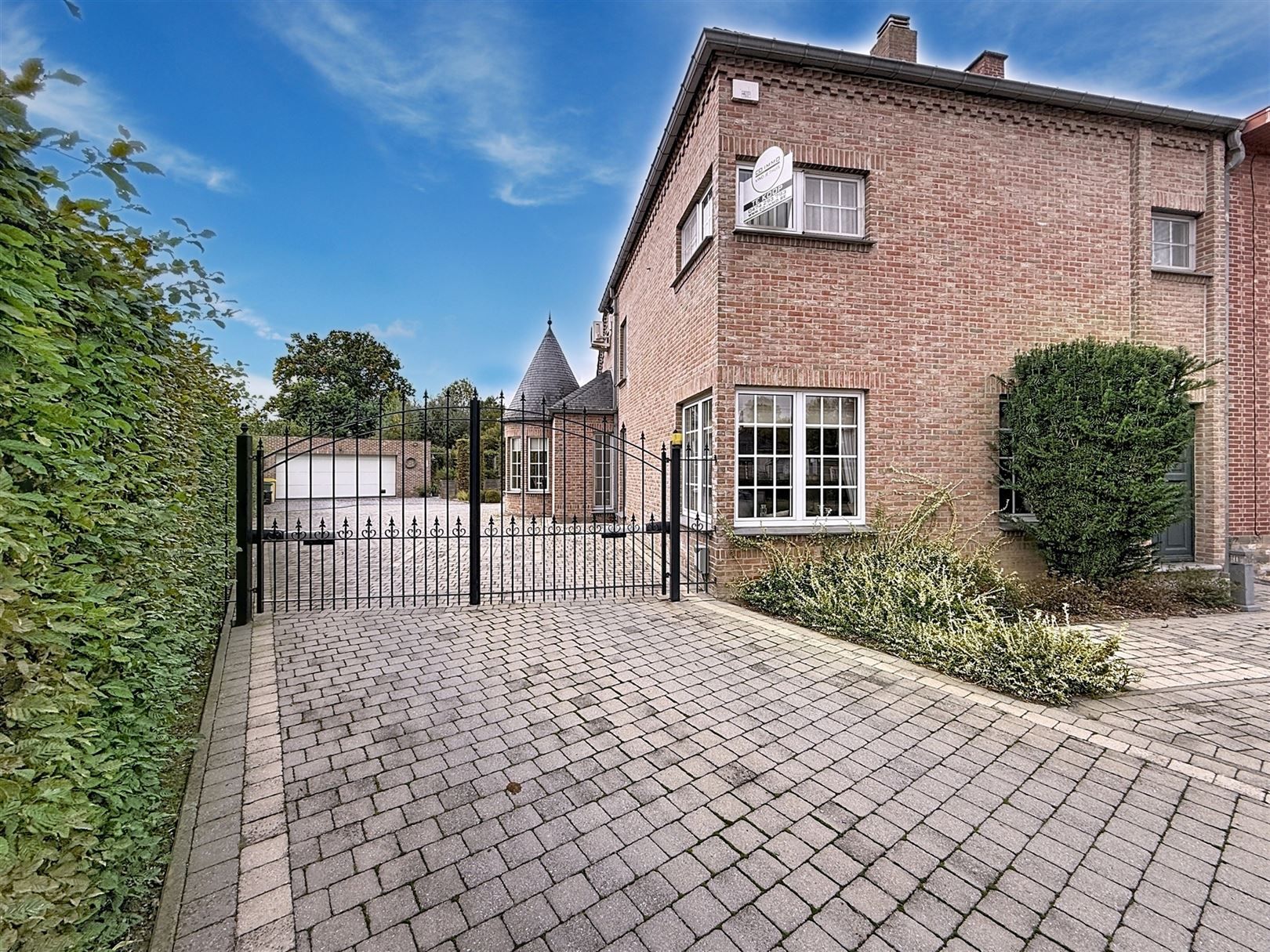 Instapklare woning, 2 slpks + inrichtb. zolder, tuin, 10a 85ca foto {{pictureIndex}}
