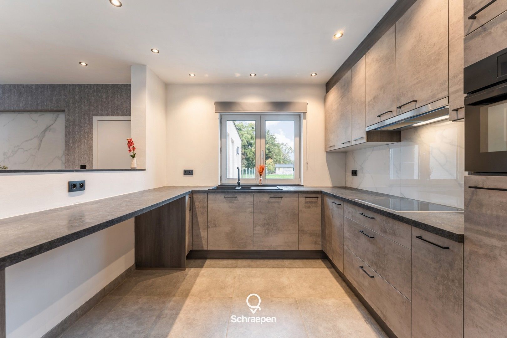 Karaktervolle woning met 2 slpks op een perceel van circa 8,5 are te Genk! foto 8