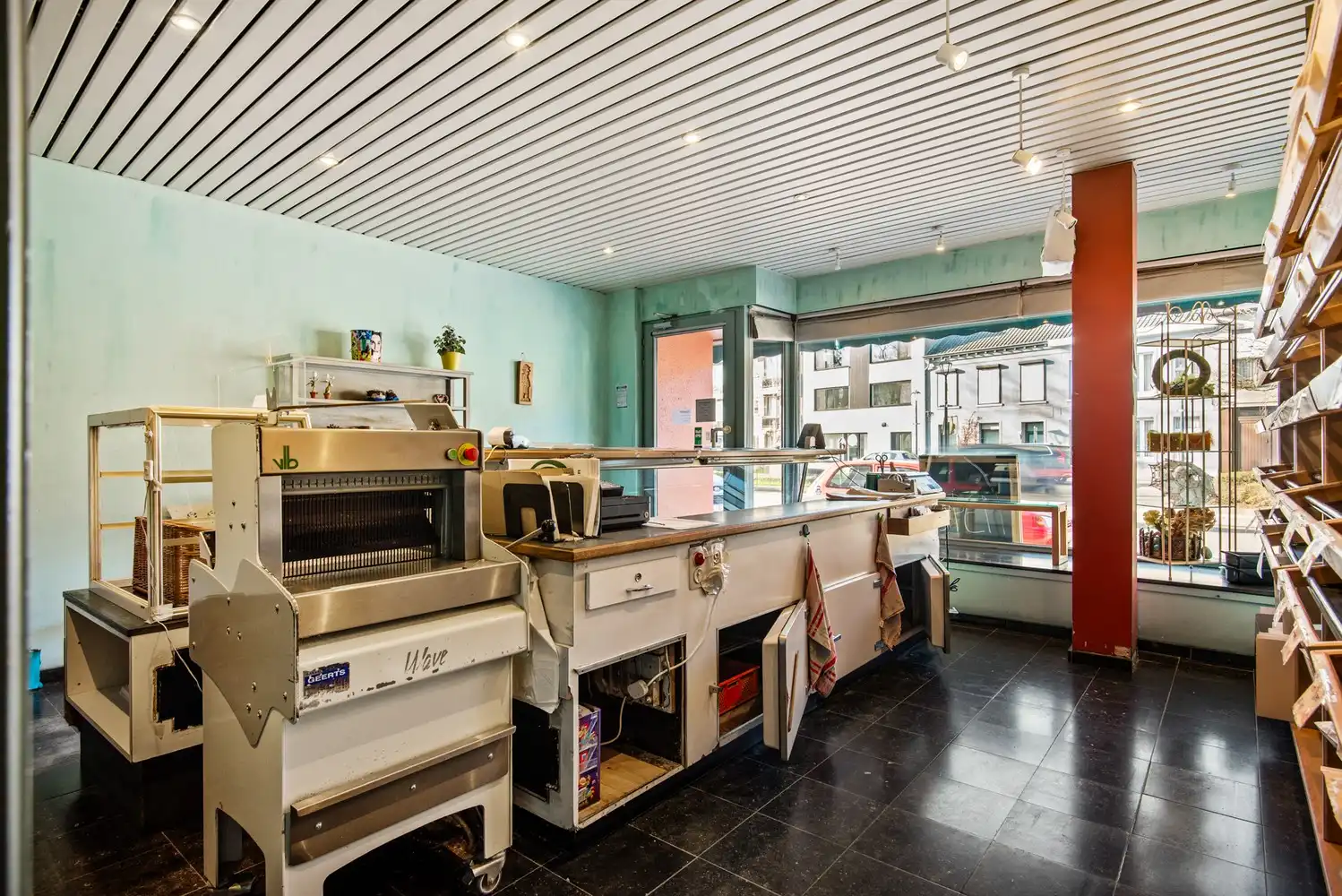 Handelshuis met ruime woning en zwembad te Koningshooikt foto 5