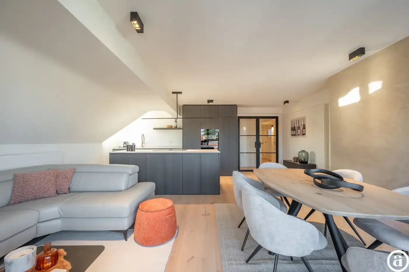Stijlvol gerenoveerd appartement nabij het Dominicanenkerkje. foto 4