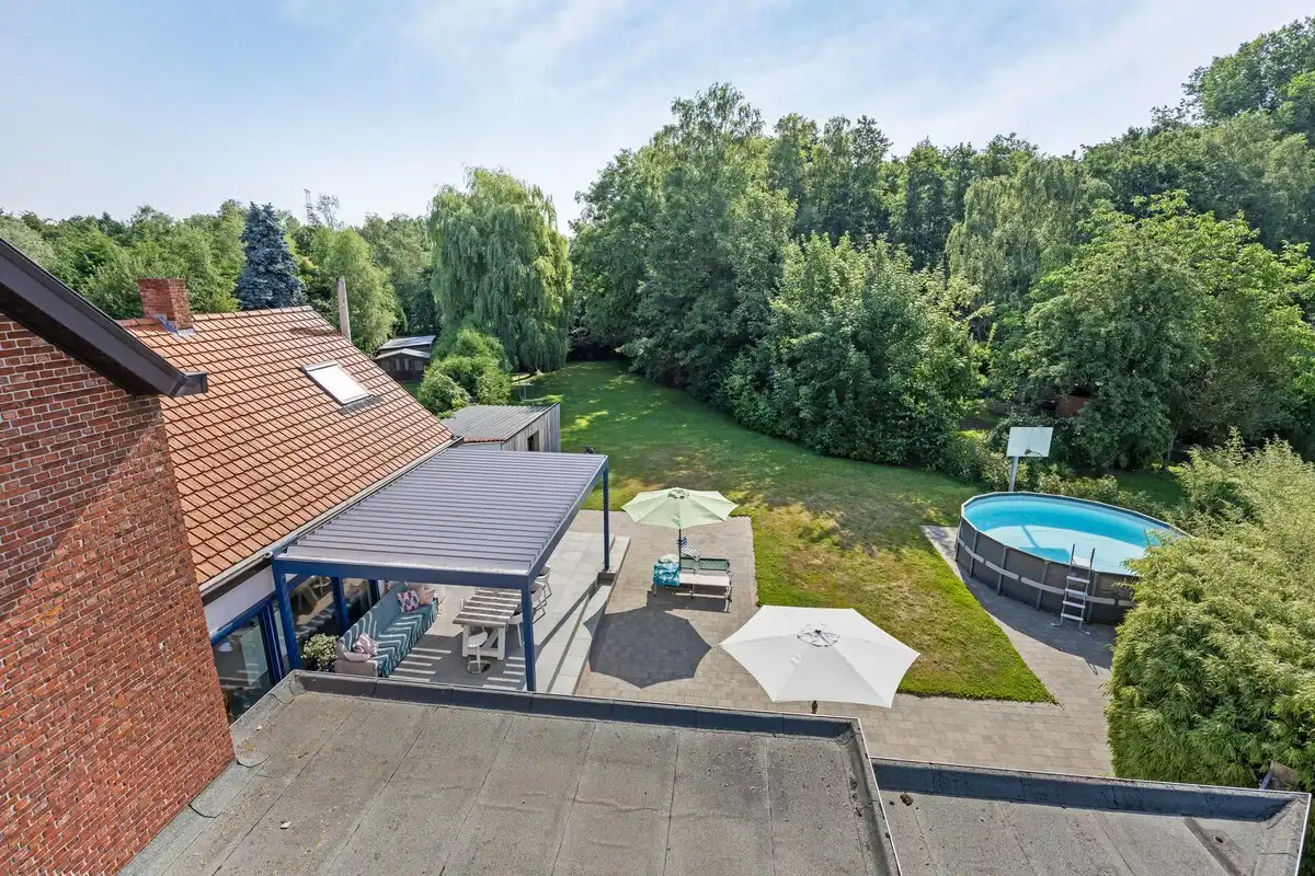 Ruim ingedeelde woning met 4 slpks op een mooi perceel van 21 are met achterliggend groen. foto 31