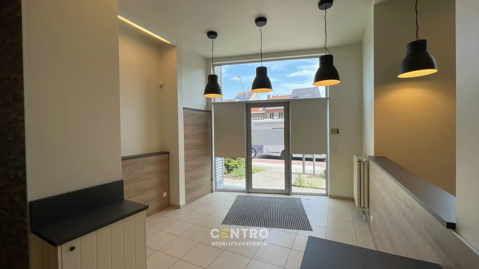 Instapklare & goed geïsoleerde KANTOORRUIMTE met ruime KELDER te huur, langs een strategische invalsweg van Brugge centrum. foto 5