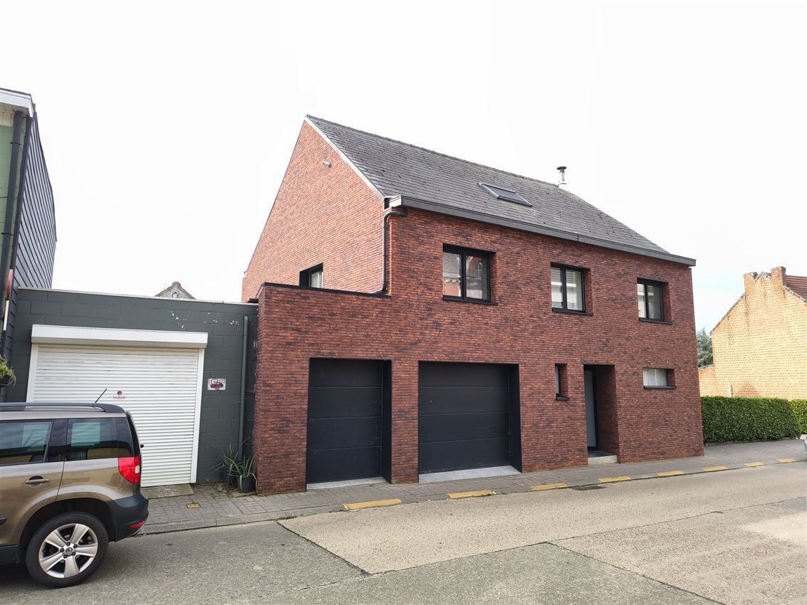 Architecturaal plaatje met 4 slpk., garage en riant terras foto 44