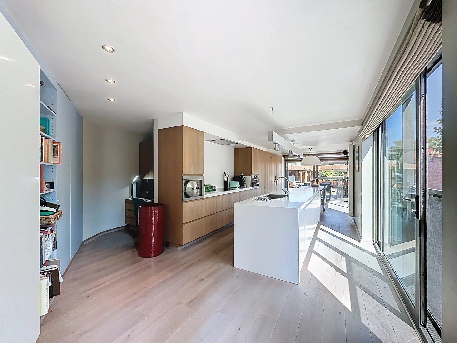 Moderne instapklare woning met 3 slaapkamers op mooi perceel foto 2